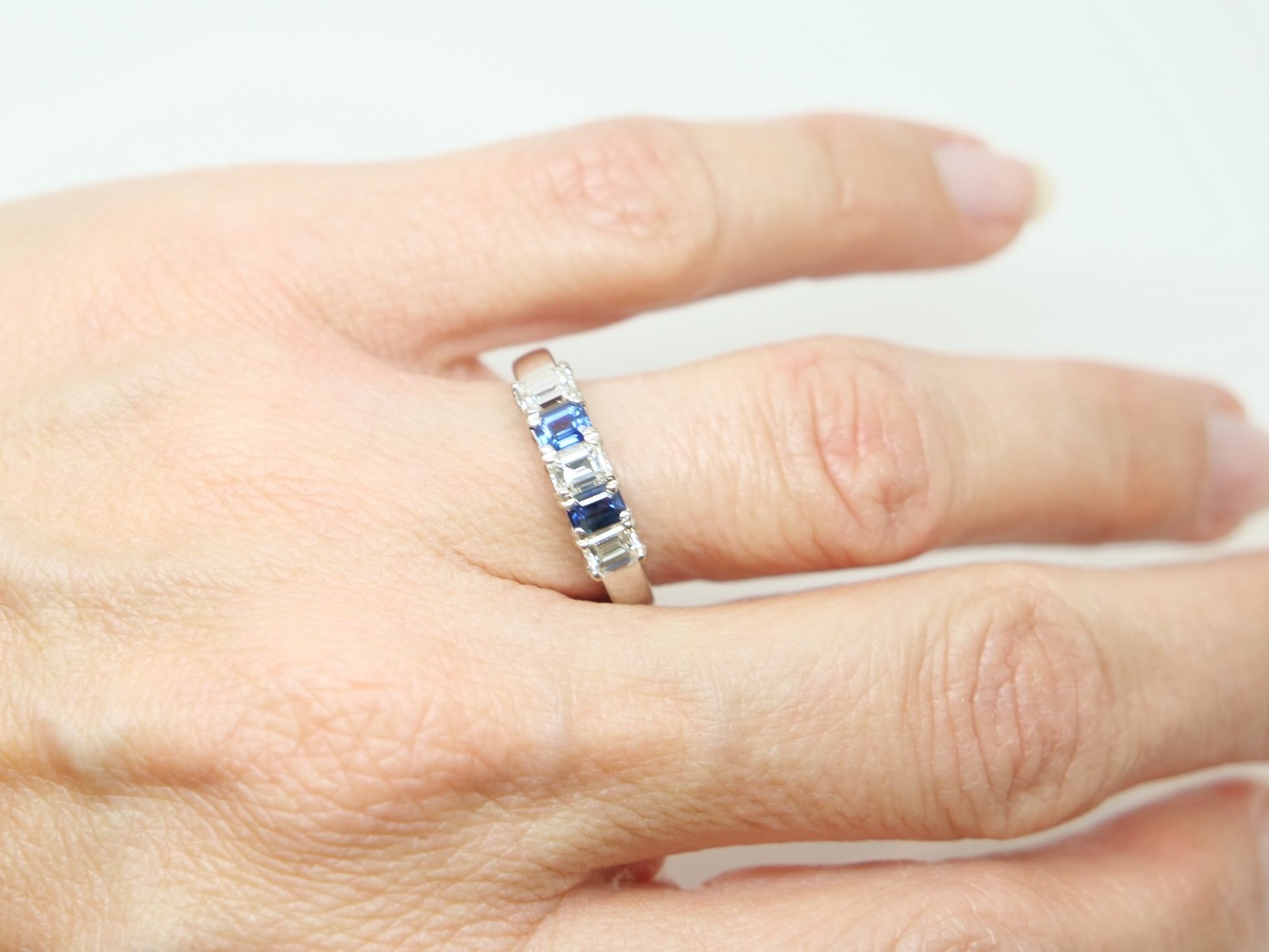 Lovely quality ring in 18ct white gold, set with three baguette cut diamonds and two straight cut sapphires