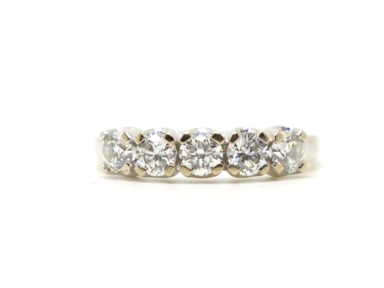 Stunning vintage 18ct gold diamond five stone ring, set with five beautiful brilliant cut diamonds, with a total weight of approximately 1.25ct.
