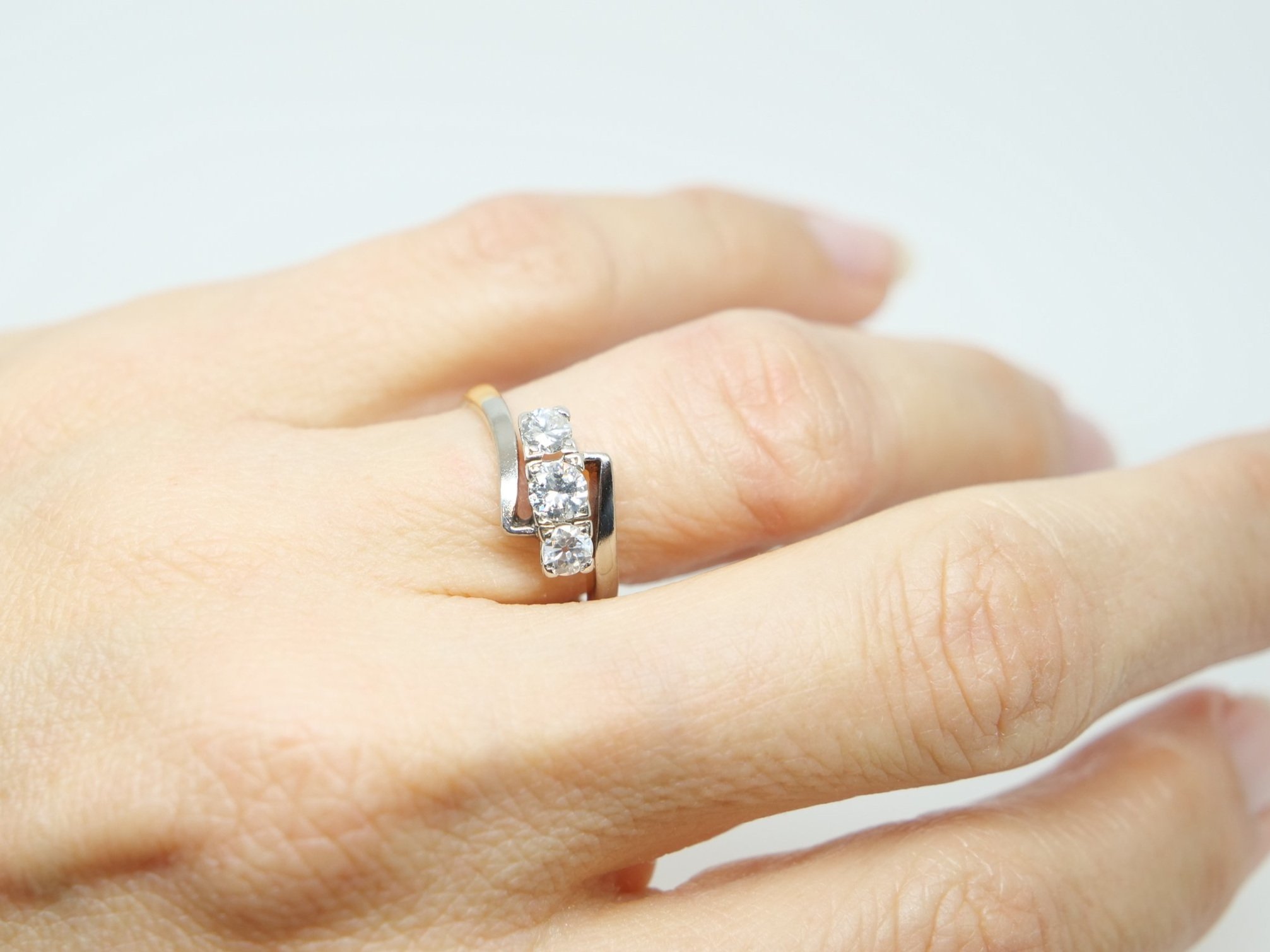 Very pretty Art Deco 18ct and Platinum diamond ring, set with three diamonds in this twist design so typical of the period.
