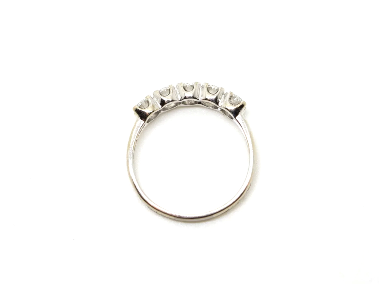 Stunning vintage 18ct gold diamond five stone ring, set with five beautiful brilliant cut diamonds, with a total weight of approximately 1.25ct.