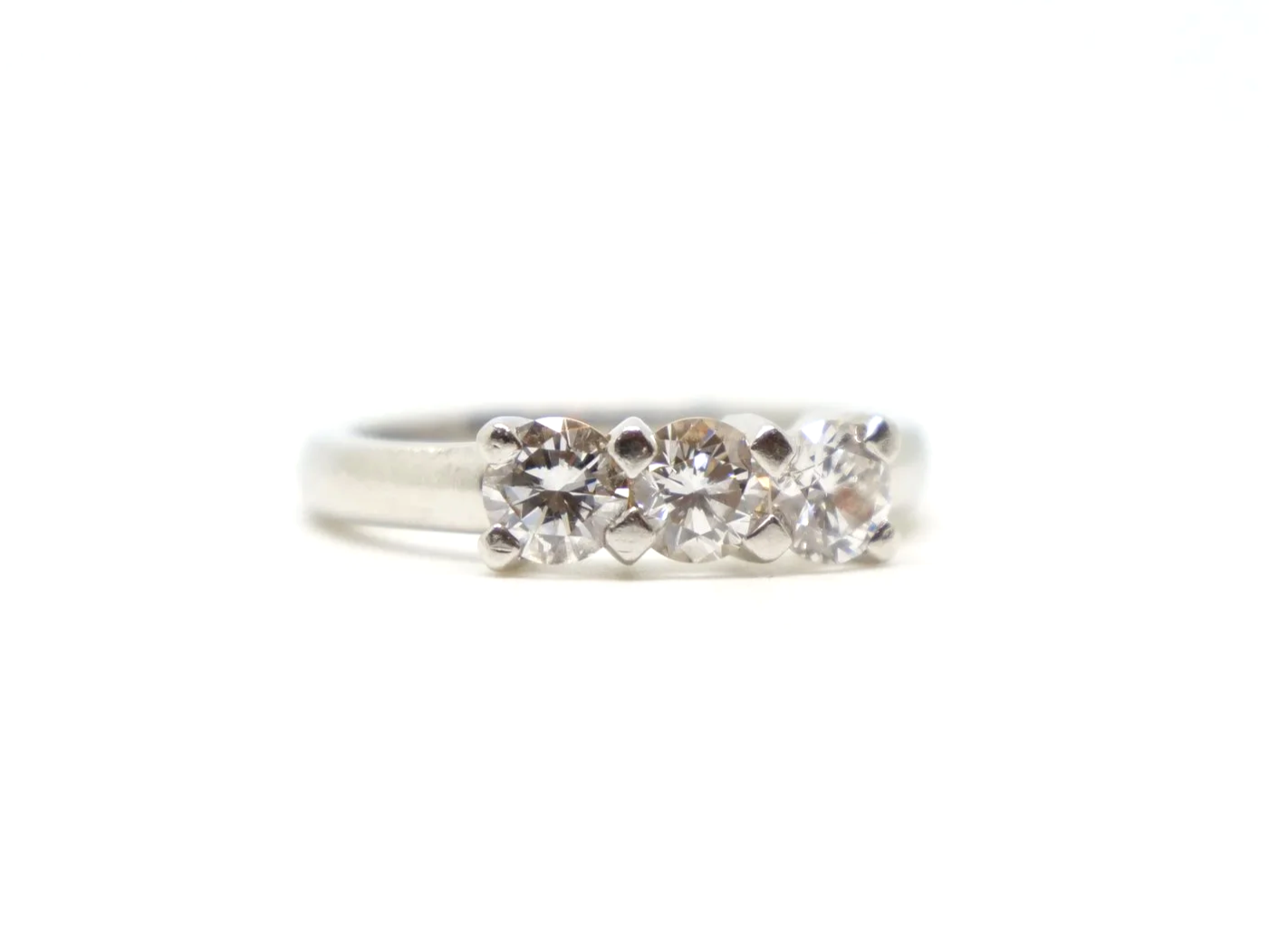 Platinum three stone 1ct diamond ring, three round brilliant cut diamonds in claw settings, hallmarked 2005, UK size K½