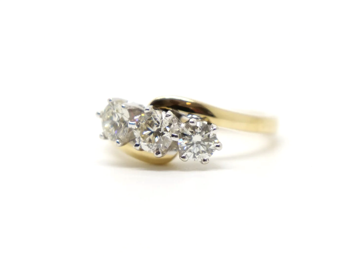 Gorgeous vintage 18ct gold diamond three stone ring in a lovely twist design, set with three bright and sparkly diamonds of approximately 1ct.