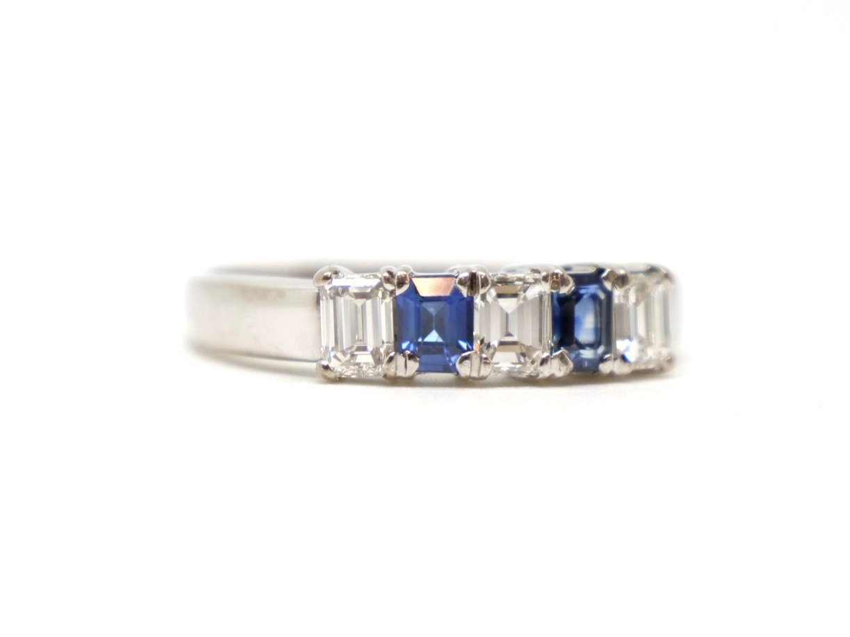 Lovely quality ring in 18ct white gold, set with three baguette cut diamonds and two straight cut sapphires