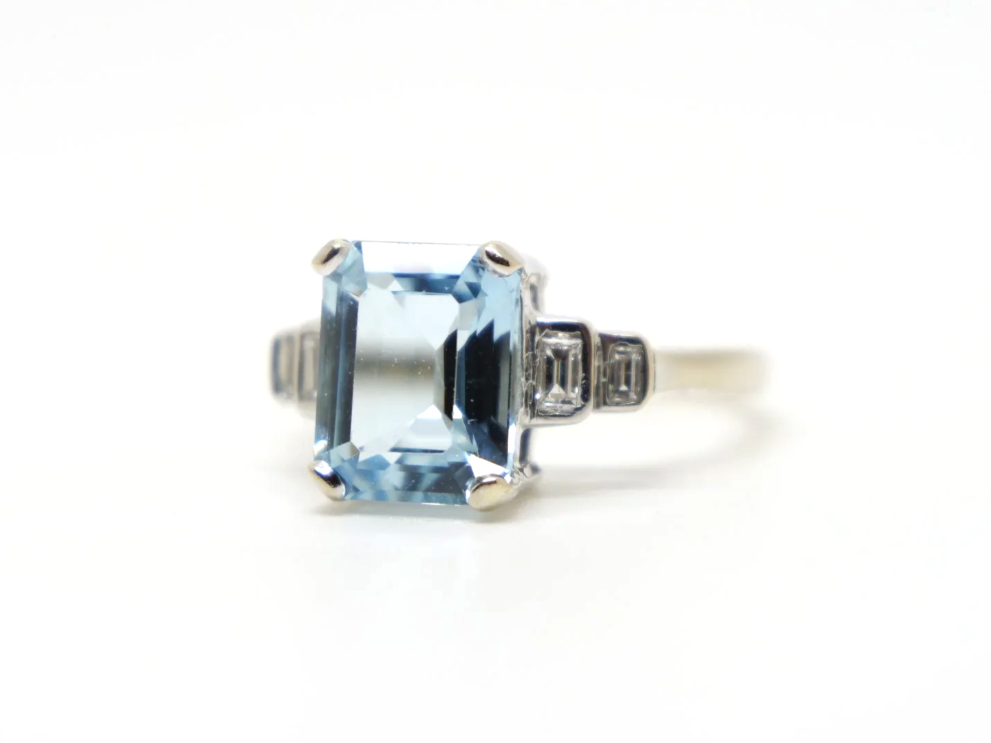 Beautiful Art Deco design 18ct gold aquamarine and diamond ring, set with a large emerald cut aquamarine, with two baguette diamonds to each shoulder.