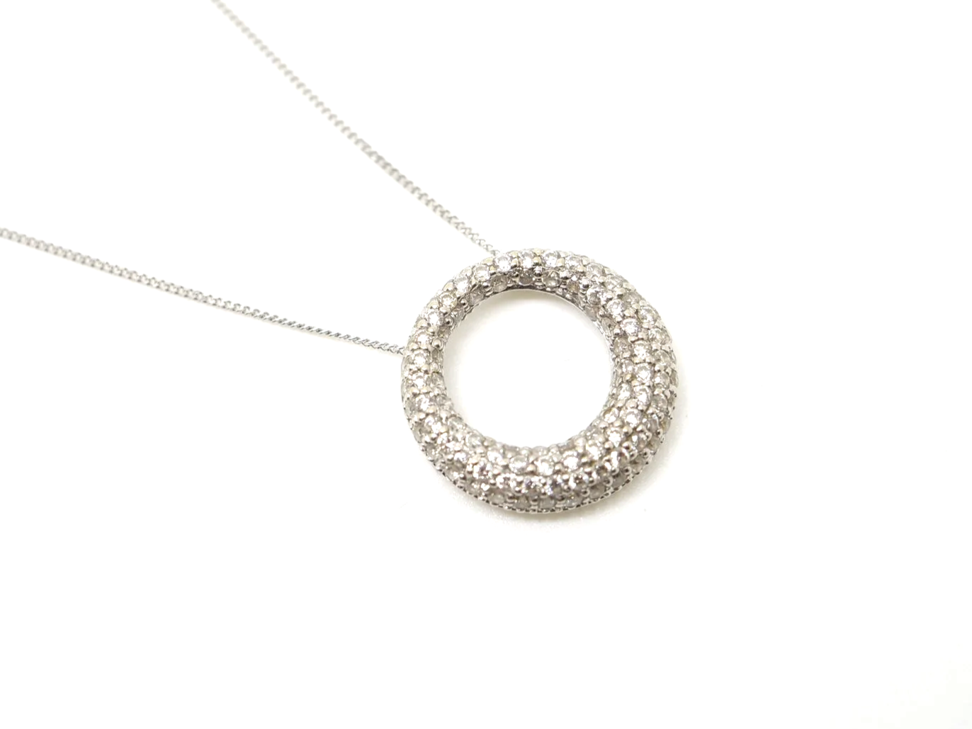 Stunning 18ct gold diamond pave set circular pendant and chain, set with 1.6ct diamonds, with an 17” 18ct gold chain.
