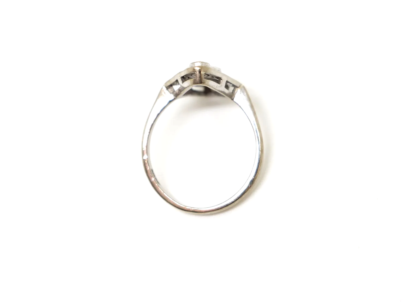 Beautiful 18ct gold pink sapphire and diamond ring, in an elegant Art Deco-style