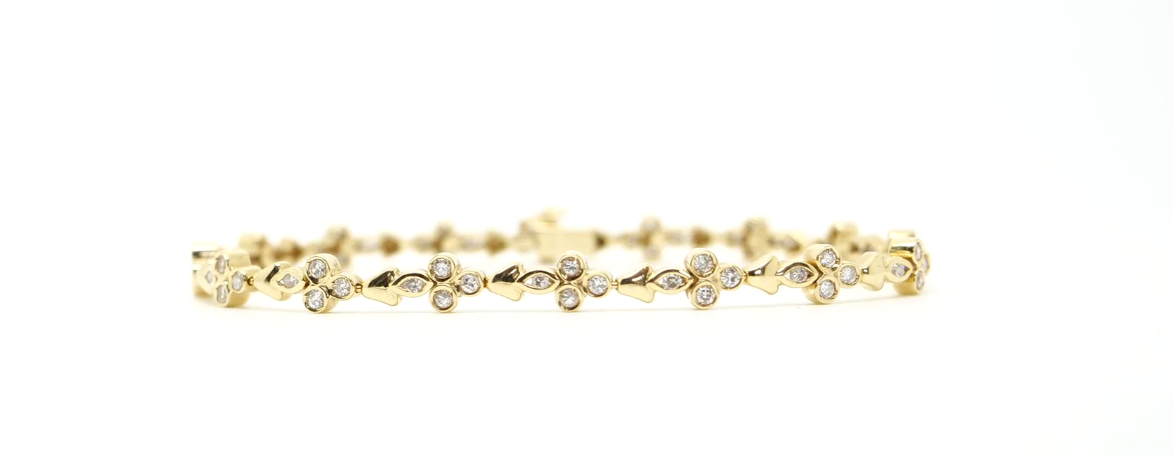 Beautiful 18ct gold diamond bracelet, in this lovely clover style design and set with 1.23ct diamonds (stamped).