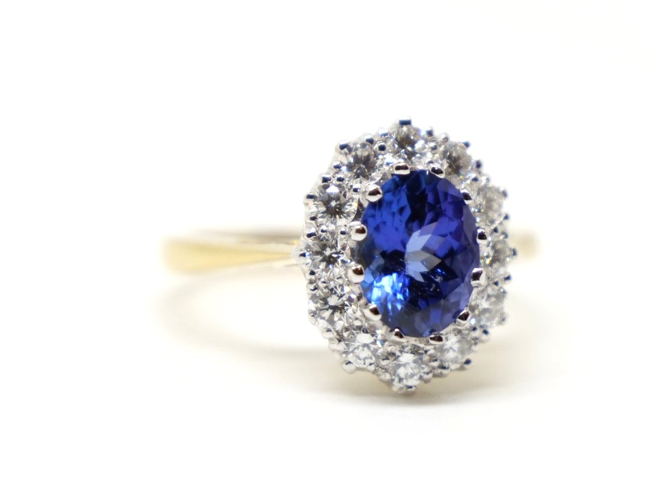 Unusual vintage 18ct gold superb tanzanite and diamond cluster ring, set with a beautiful oval cut violet tanzanite and surrounded by diamonds.