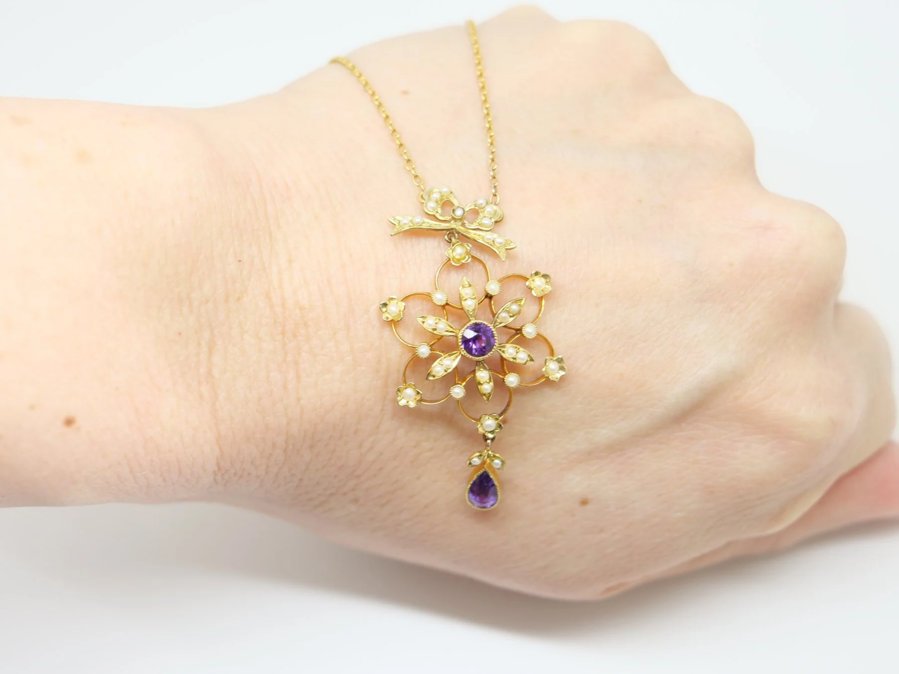 Vintage 15ct gold amethyst and seed pearl necklace, with a beautiful bow and snowflake design.