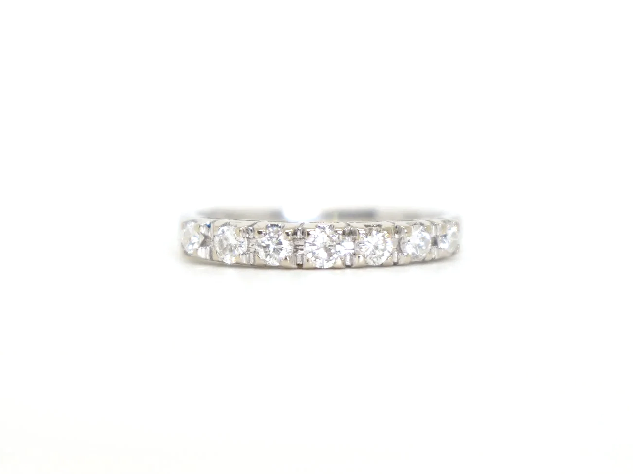 18ct white gold diamond half eternity ring, row of round brilliant cut diamonds, UK size L