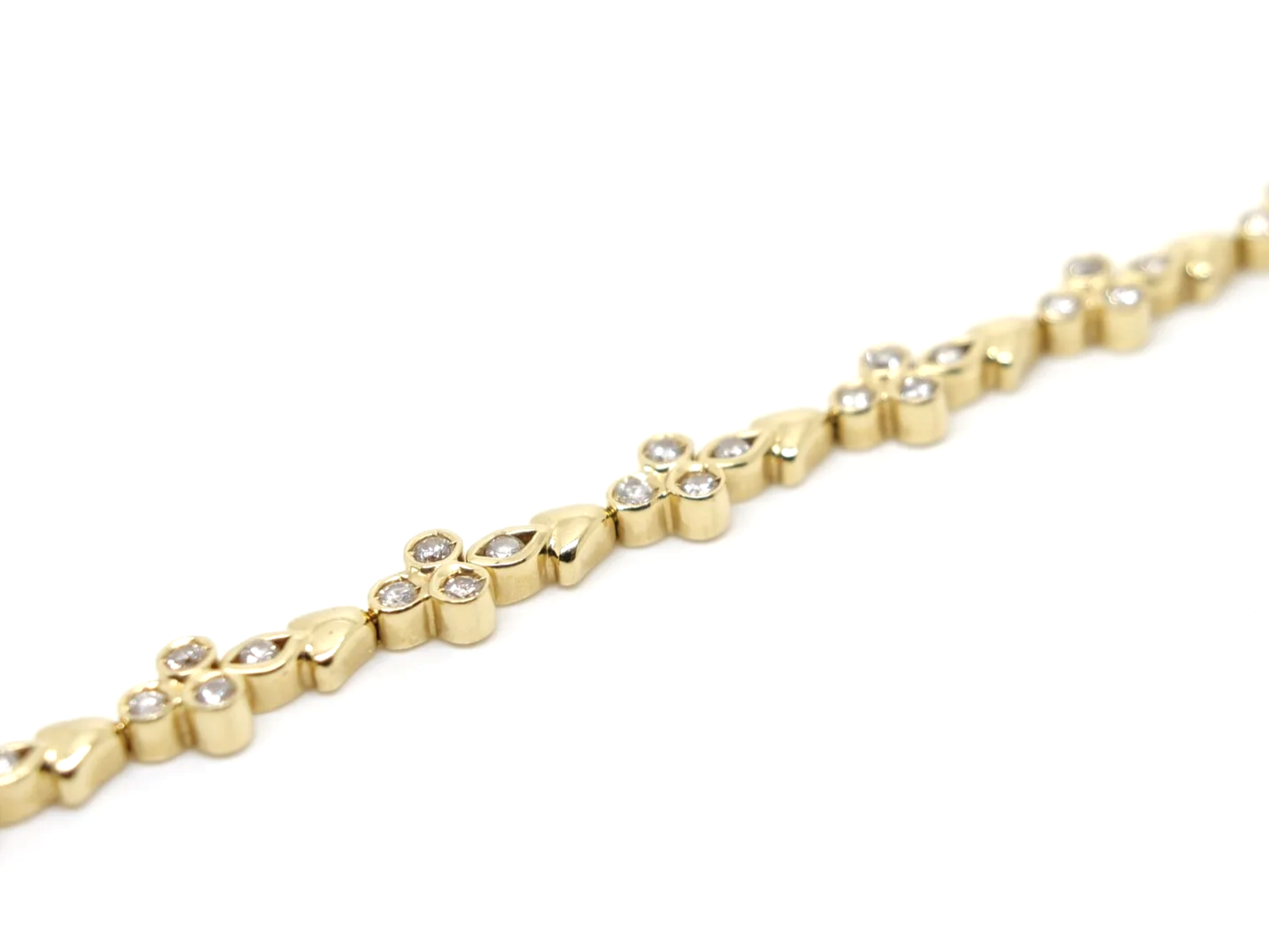 Beautiful 18ct gold diamond bracelet, in this lovely clover style design and set with 1.23ct diamonds (stamped).