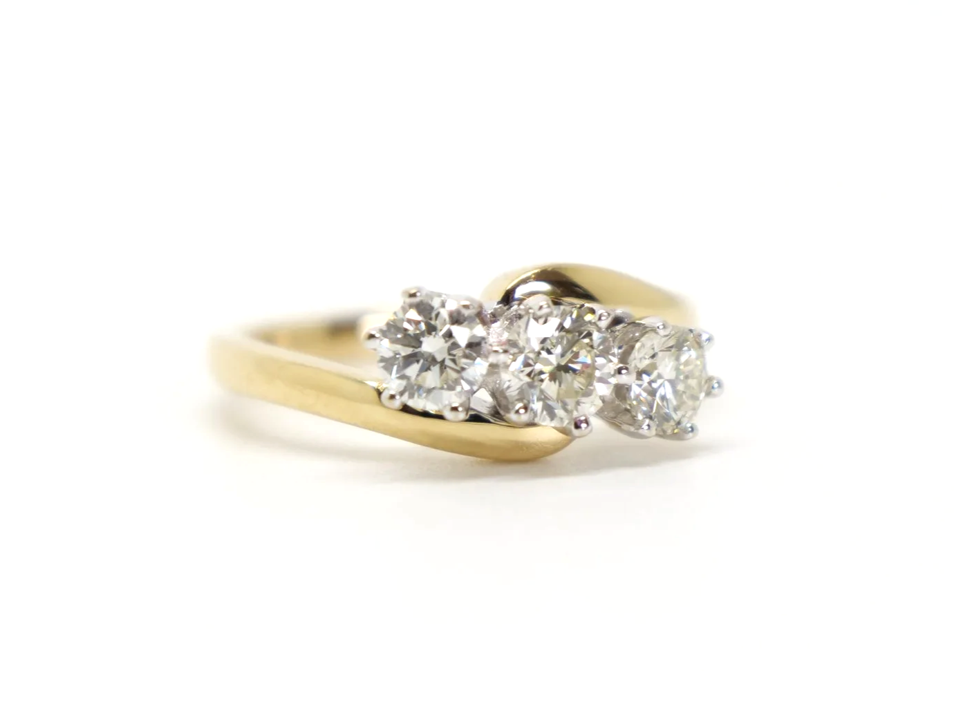 Gorgeous vintage 18ct gold diamond three stone ring in a lovely twist design, set with three bright and sparkly diamonds of approximately 1ct.