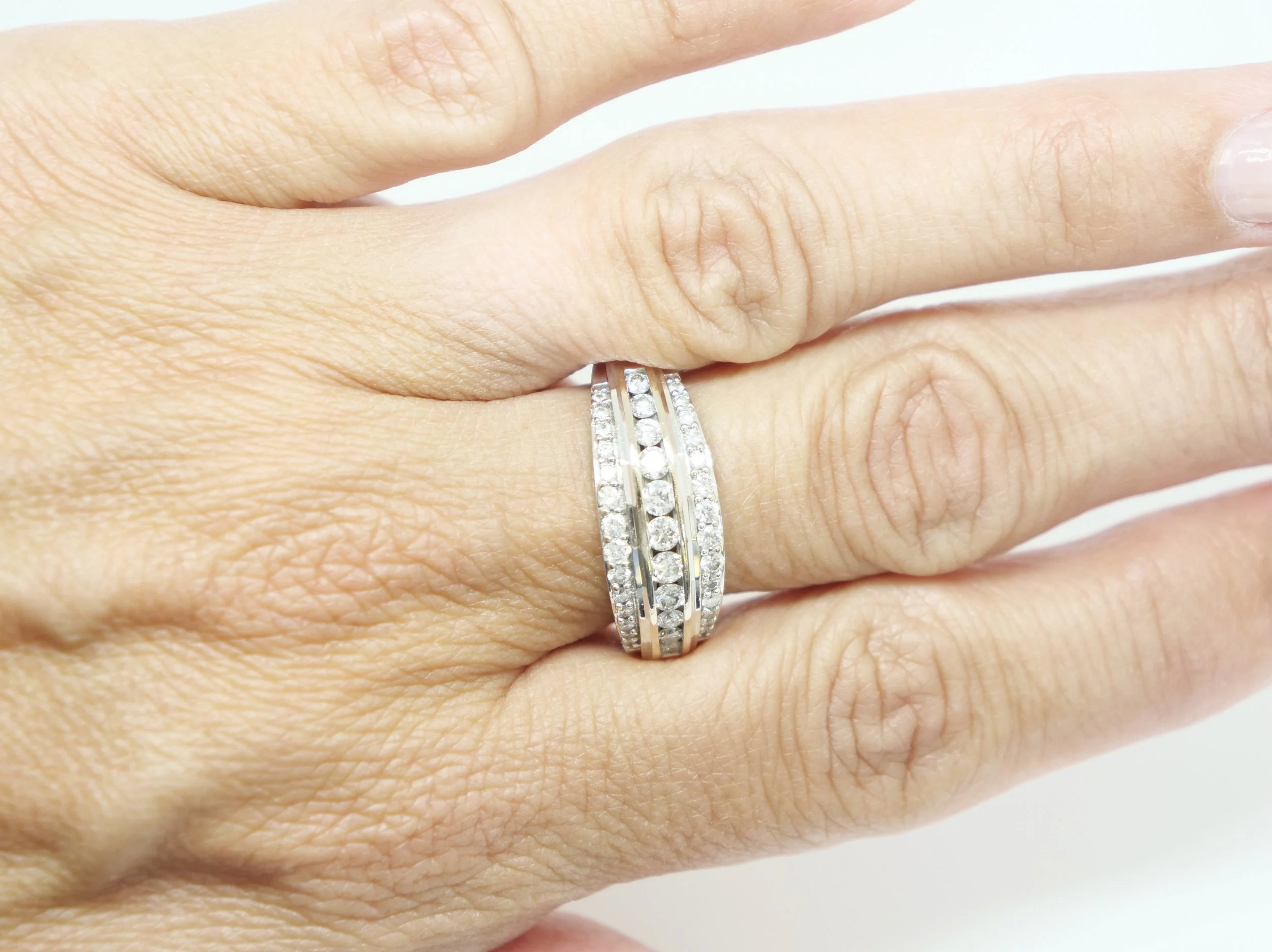 Stunning 18ct gold diamond ring, set with three bands of diamonds. The centre row of brilliant cut diamonds features larger diamonds. Very sparkly ring!