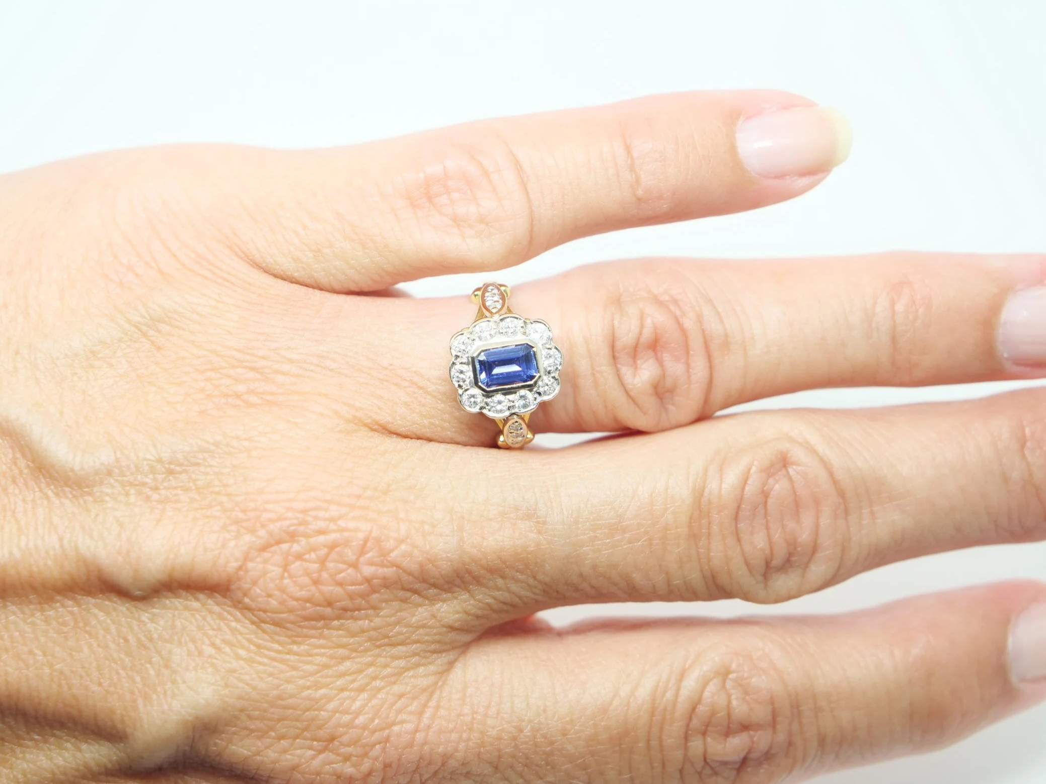 vintage 18ct gold sapphire and diamond cluster ring