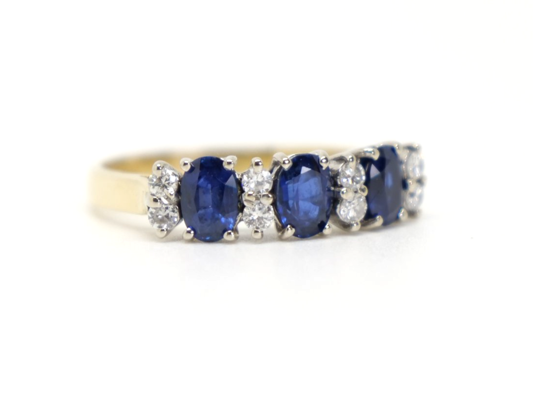 Stunning vintage 18ct gold sapphire and diamond ring, set with three oval cut sapphires, with diamonds set in between.