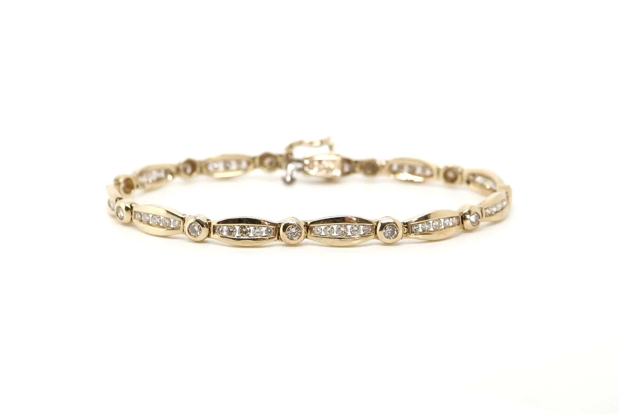 Beautiful 9ct gold diamond bracelet, set with both baguette and brilliant cut diamonds. Featuring 2cts of diamonds (stamped).