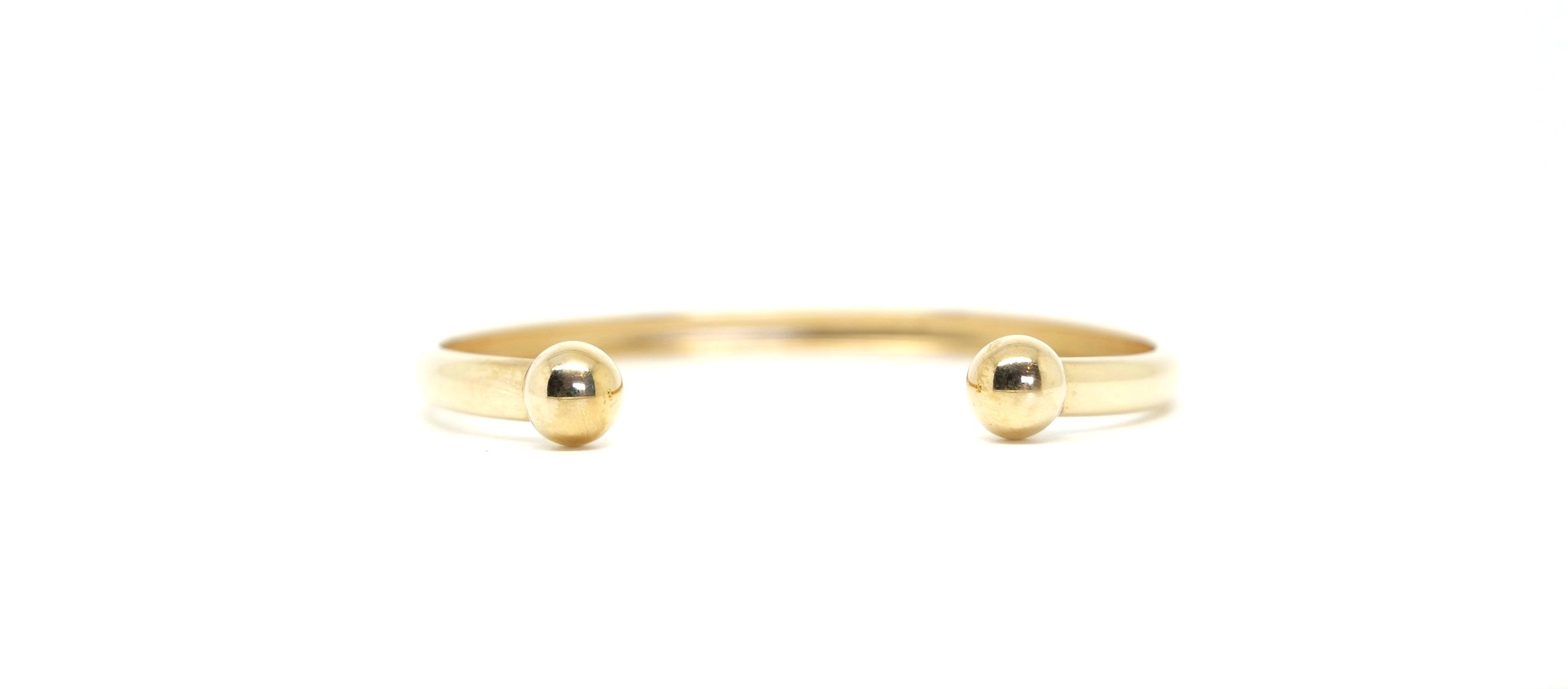 Classic design vintage 9ct gold bangle, in a simple band with ball ends. Twist to put on your wrist - very easy to wear.