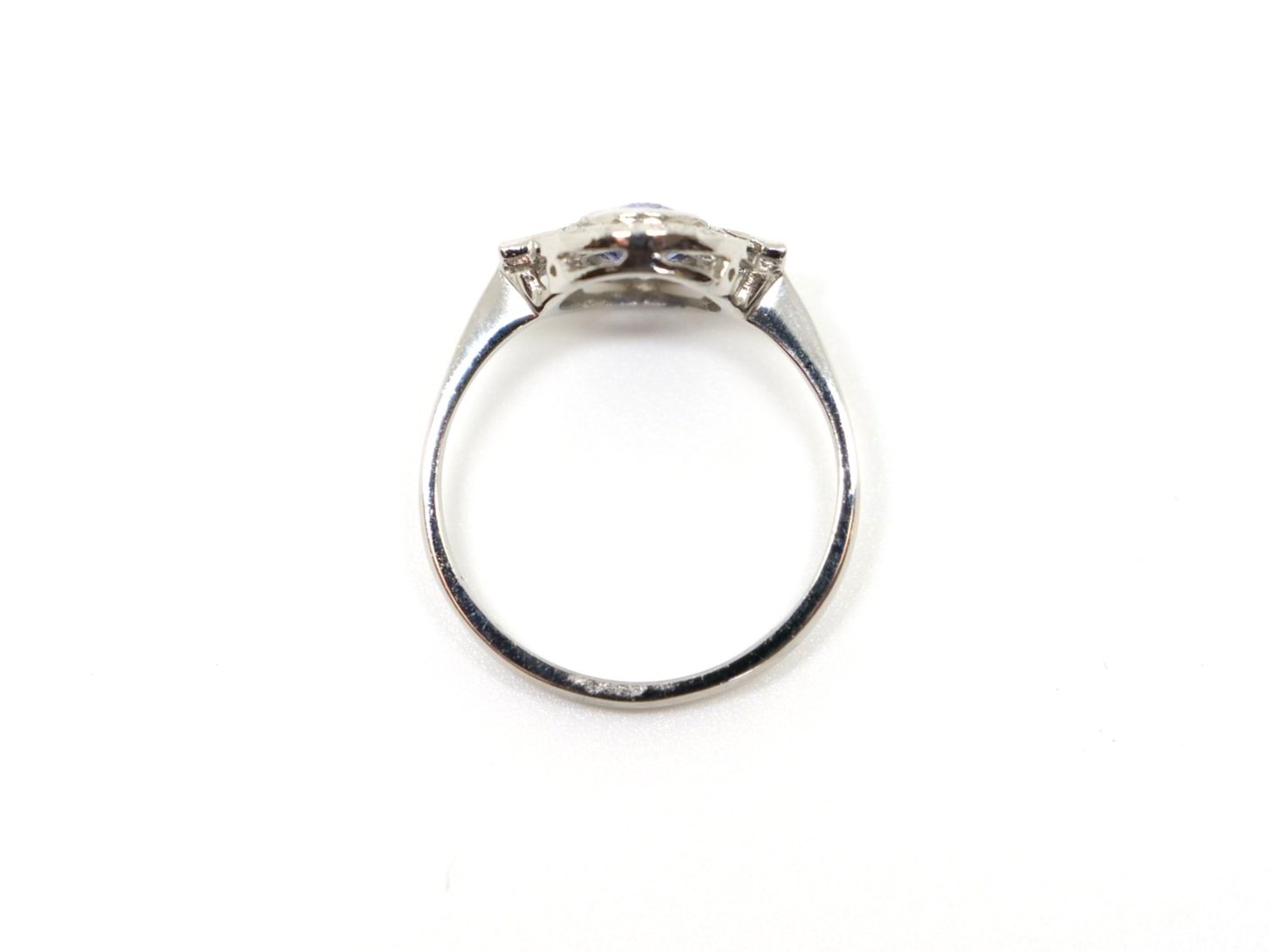 Very pretty Art Deco style platinum sapphire and diamond ring, set with an oval cut sapphire of approximately 1ct, with a baguette cut diamond to each shoulder.