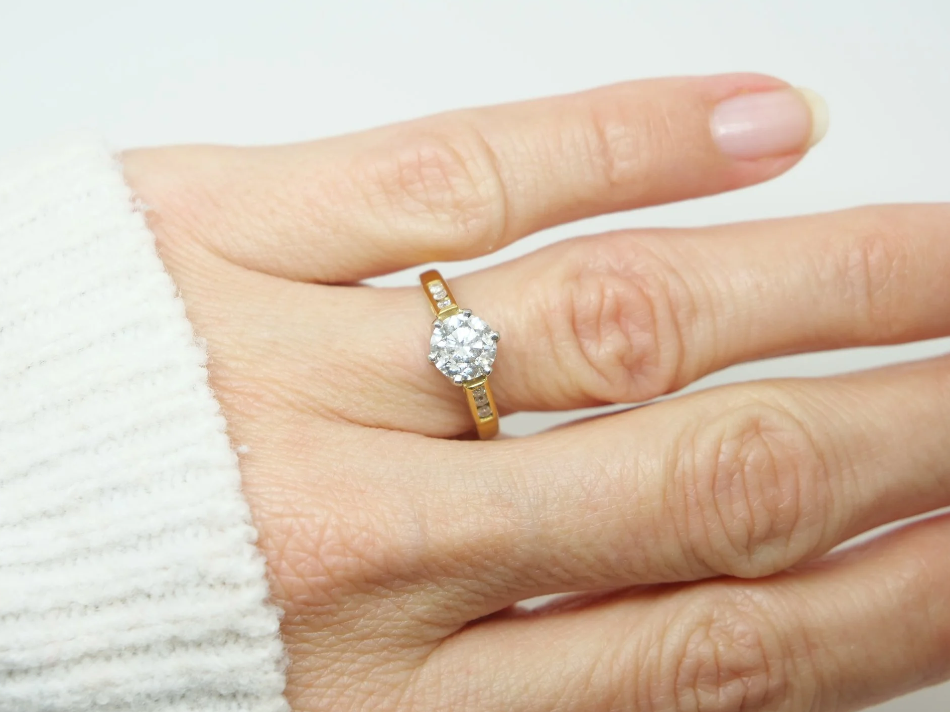 Stunning 18ct gold diamond solitaire ring, set with a very sparkly approximately 1ct diamond. Further diamonds to each shoulder.
