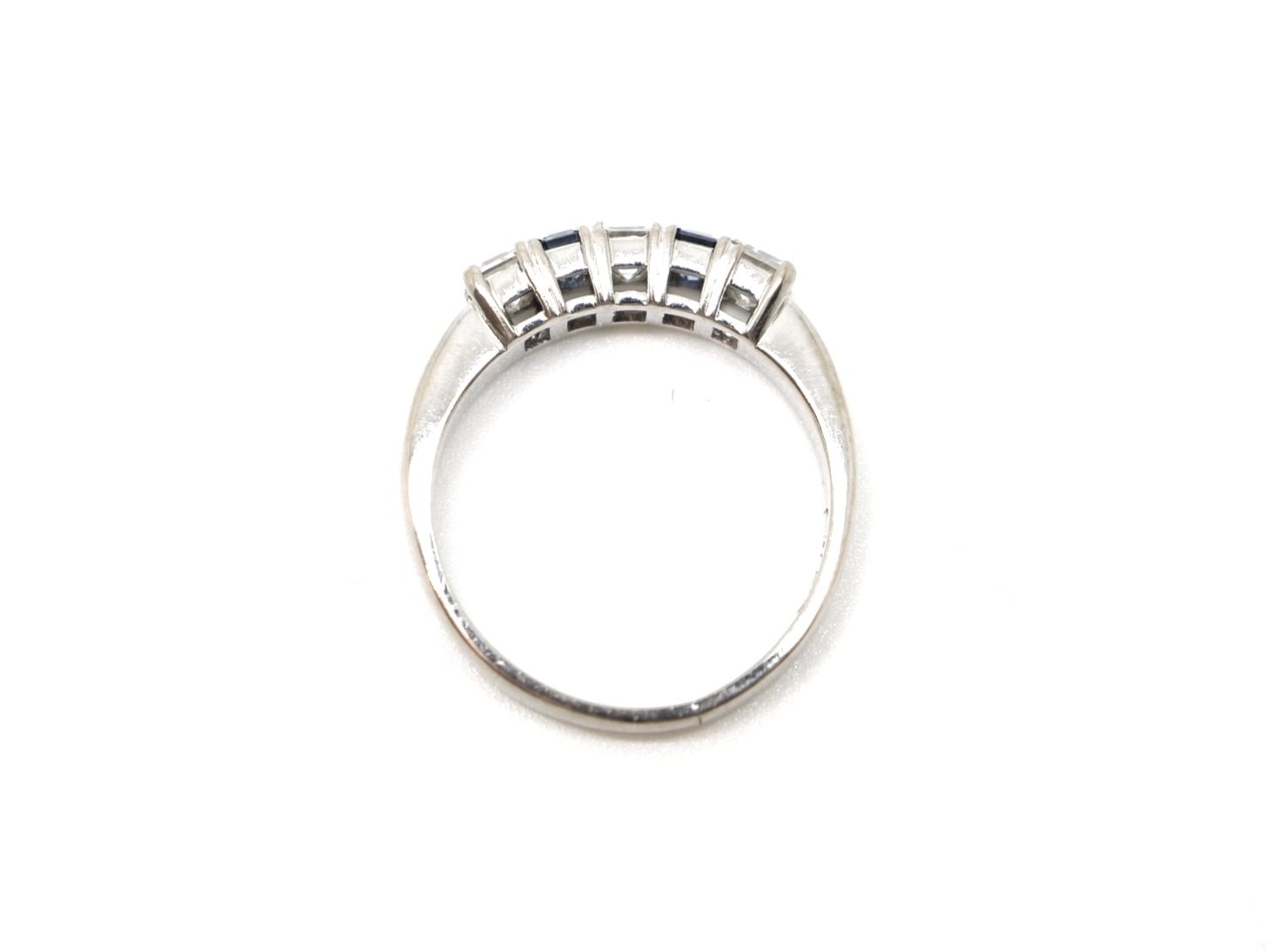 Lovely quality ring in 18ct white gold, set with three baguette cut diamonds and two straight cut sapphires