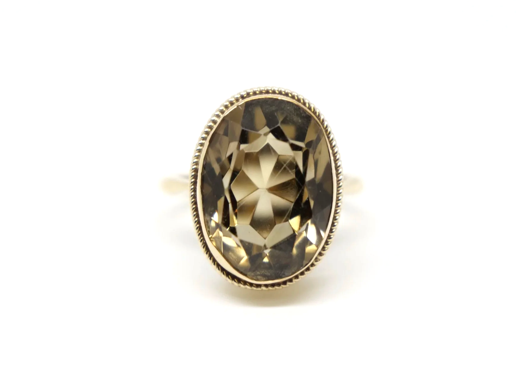 Lovely vintage 9ct gold cocktail ring, set with a lovely large oval cut smokey quartz in this beautiful vintage rope edge design setting.