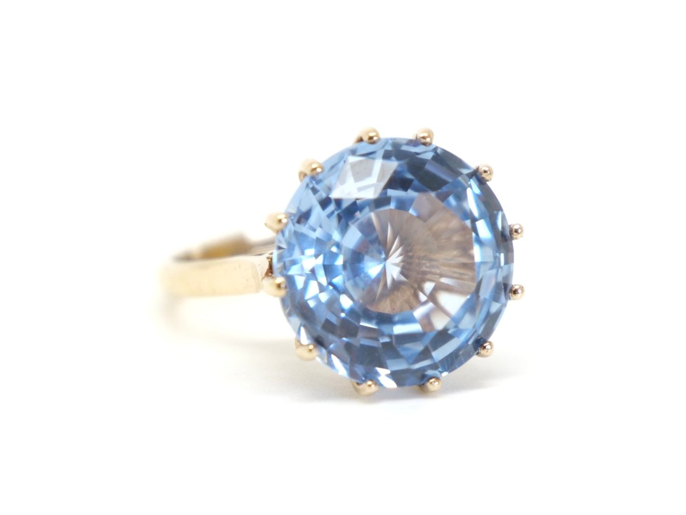 Vintage 9ct gold large round cut blue topaz cocktail ring, set with a beautiful approximately 10ct sky blue topaz.