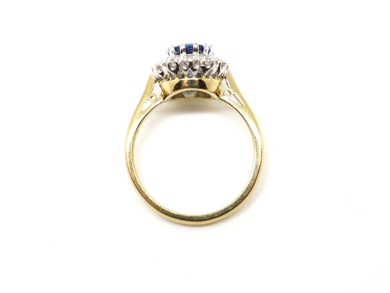 Unusual vintage 18ct gold superb tanzanite and diamond cluster ring, set with a beautiful oval cut violet tanzanite and surrounded by diamonds.