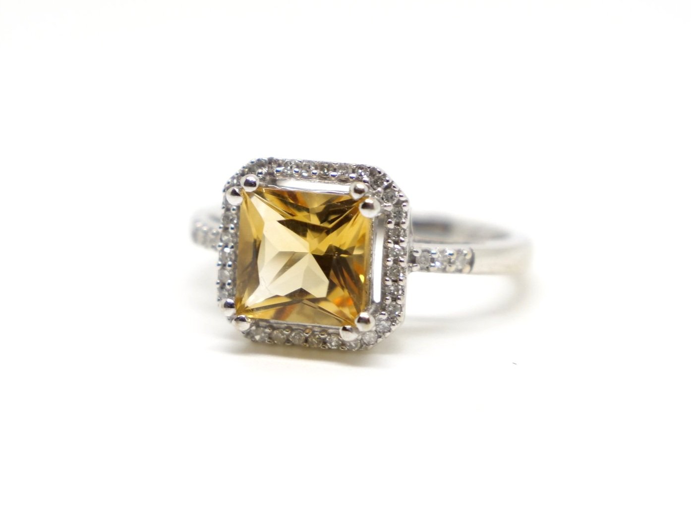 Very pretty 9ct gold citrine and diamond cocktail ring, set with a step cut central citrine and surrounded by diamonds. Further diamonds to each shoulder.