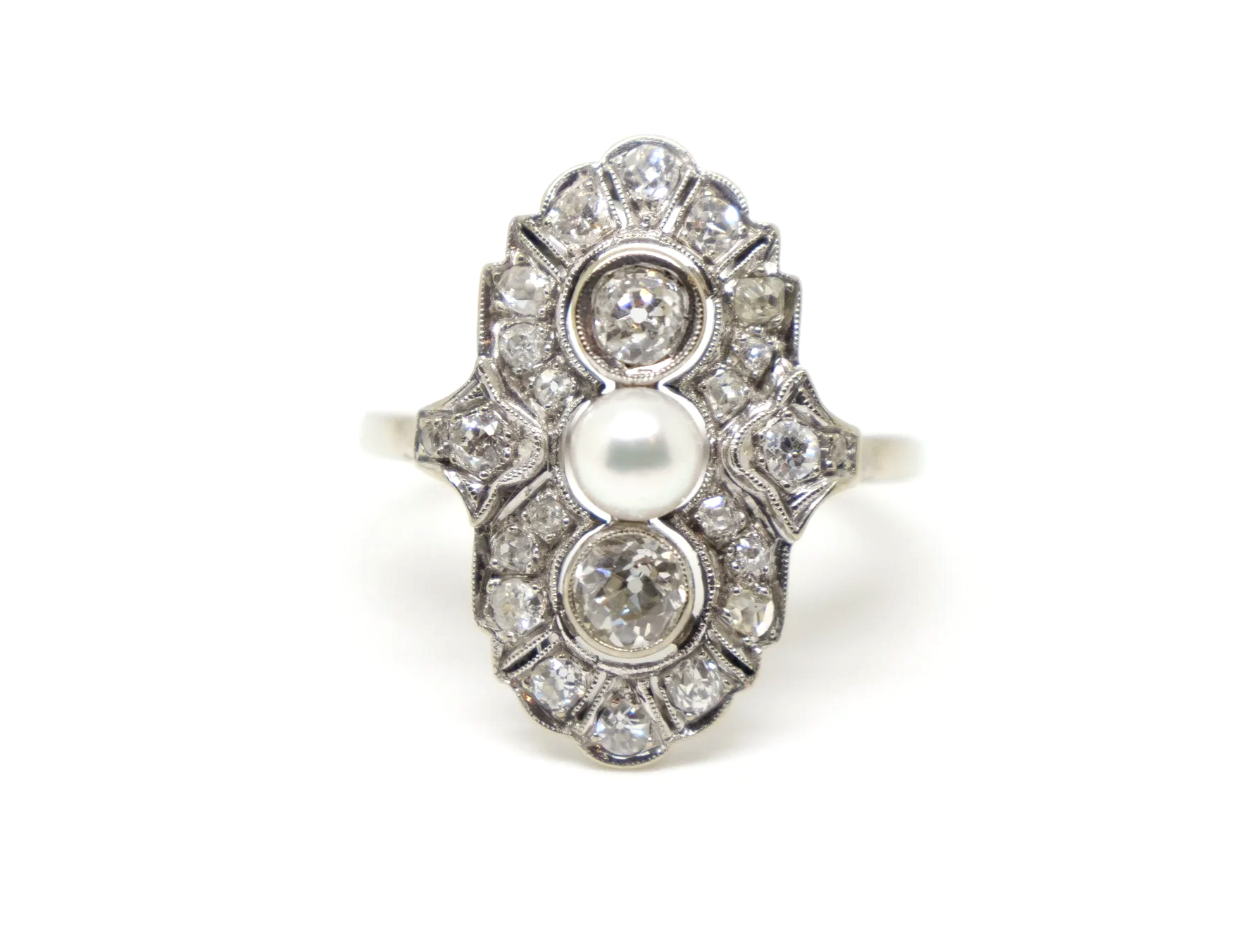Beautiful Art Deco design 14ct gold diamond and pearl ring, set with approximately 0.9ct of old diamonds as well as a central pearl.