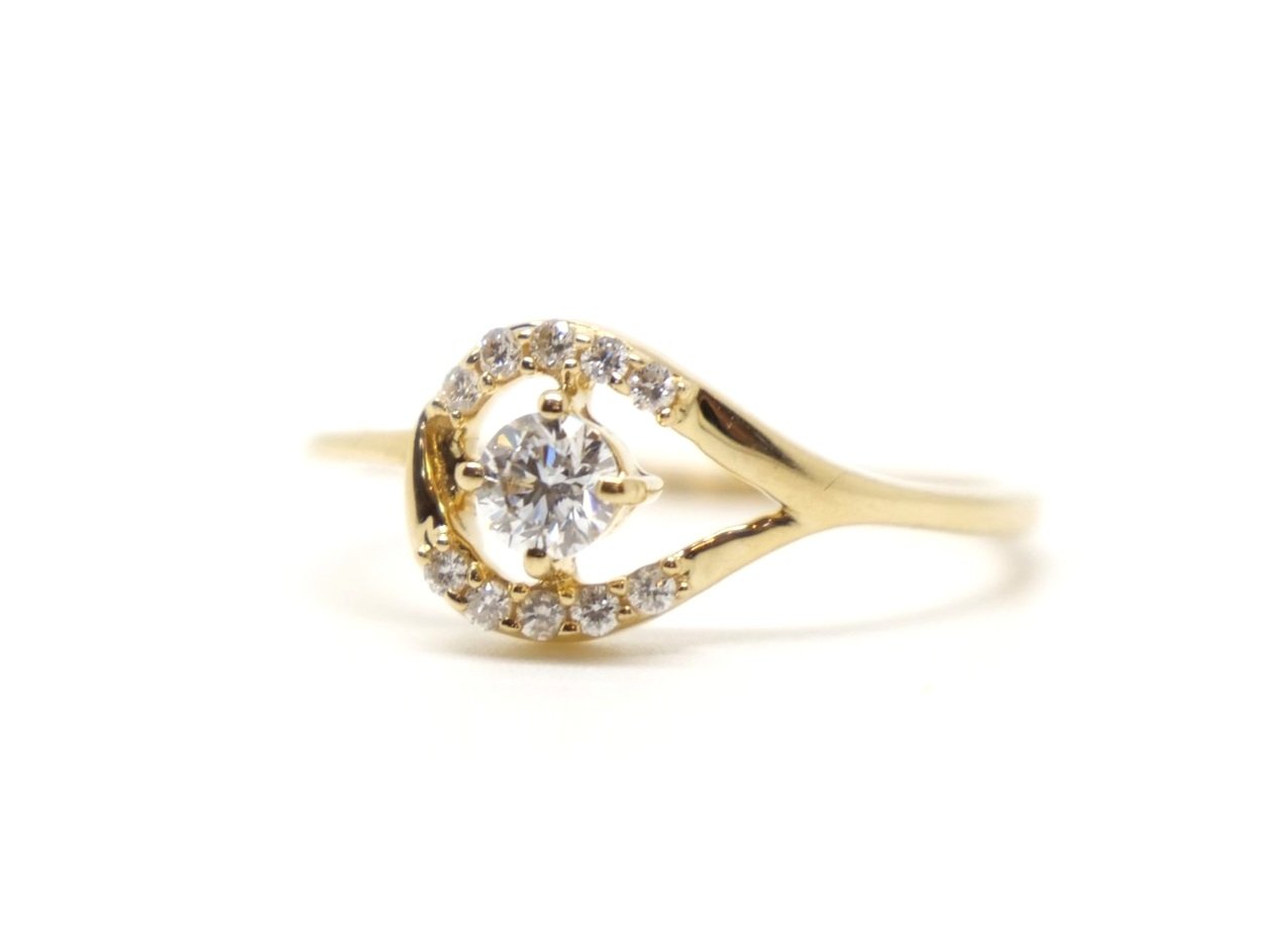 Unusual 18ct gold ring, set with a very sparkly central brilliant cut diamond, and with a diamond hoop design around.