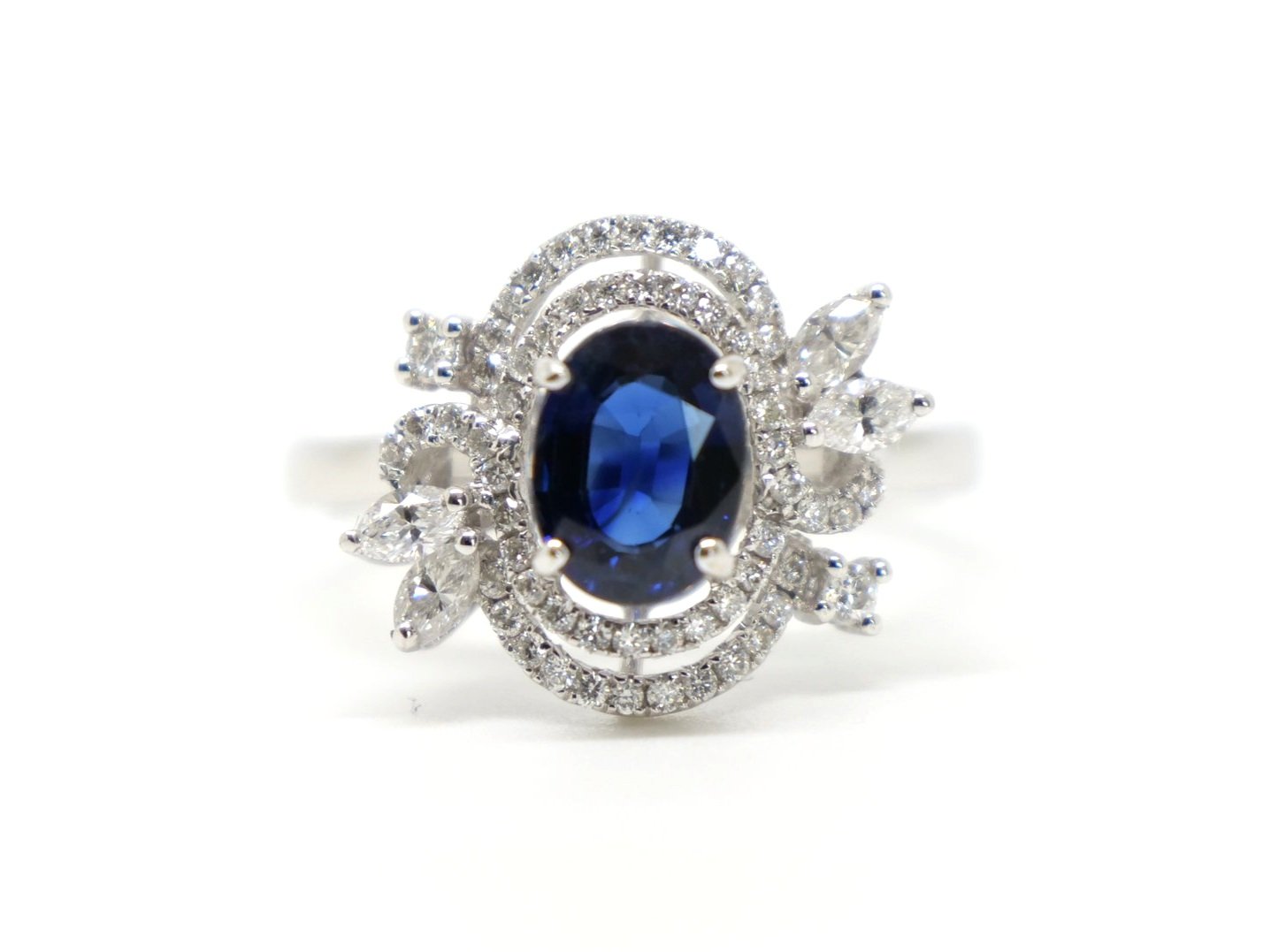 18ct gold vintage sapphire and diamond statement ring, set with a beautiful blue central sapphire of approximately 1.5 carats. A double halo surround