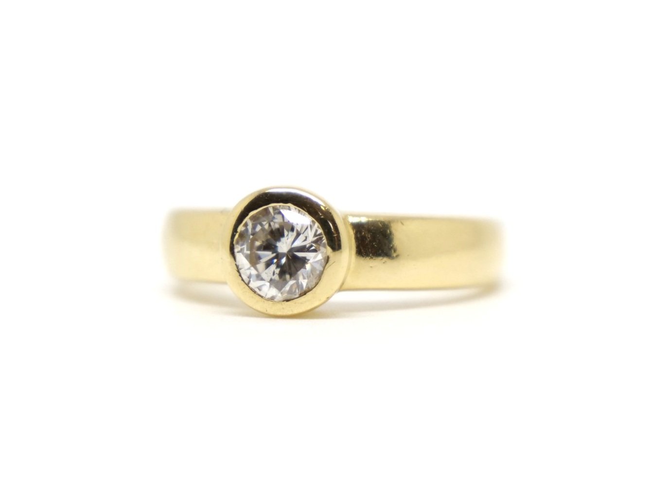 Beautiful contemporary style 18ct gold diamond ring, set with a lovely sparkly brilliant cut diamond of approximately 0.5cts.