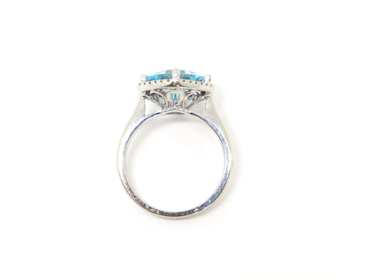 Beautiful contemporary 9ct gold blue topaz and diamond cocktail ring, set with a large cushion cut blue topaz of approximately 3.5ct with a brilliant cut diamond surround