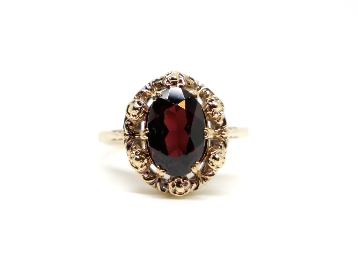 Lovely vintage 9ct gold cocktail ring, set with an oval cut garnet. Pretty gold fretwork around the whole of the ring.
