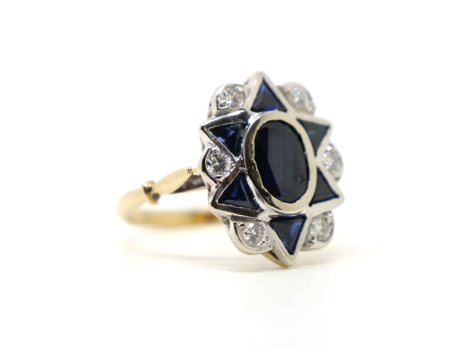 Wonderful vintage 18ct gold French ring, set with a lovely dark blue oval cut sapphire, with further trilliant cut sapphires and diamonds in this fab star design.