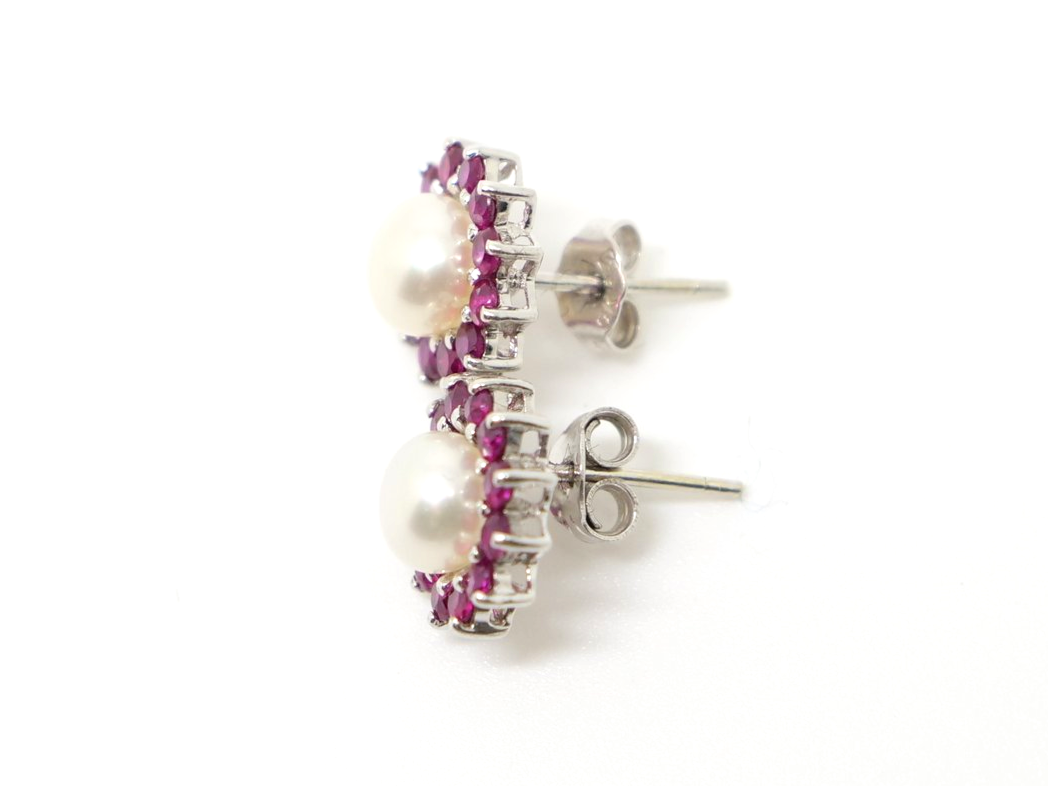 Very pretty 9ct gold pearl and ruby earrings, set with a central pearl and ruby surround. With 9ct gold butterfly backs.