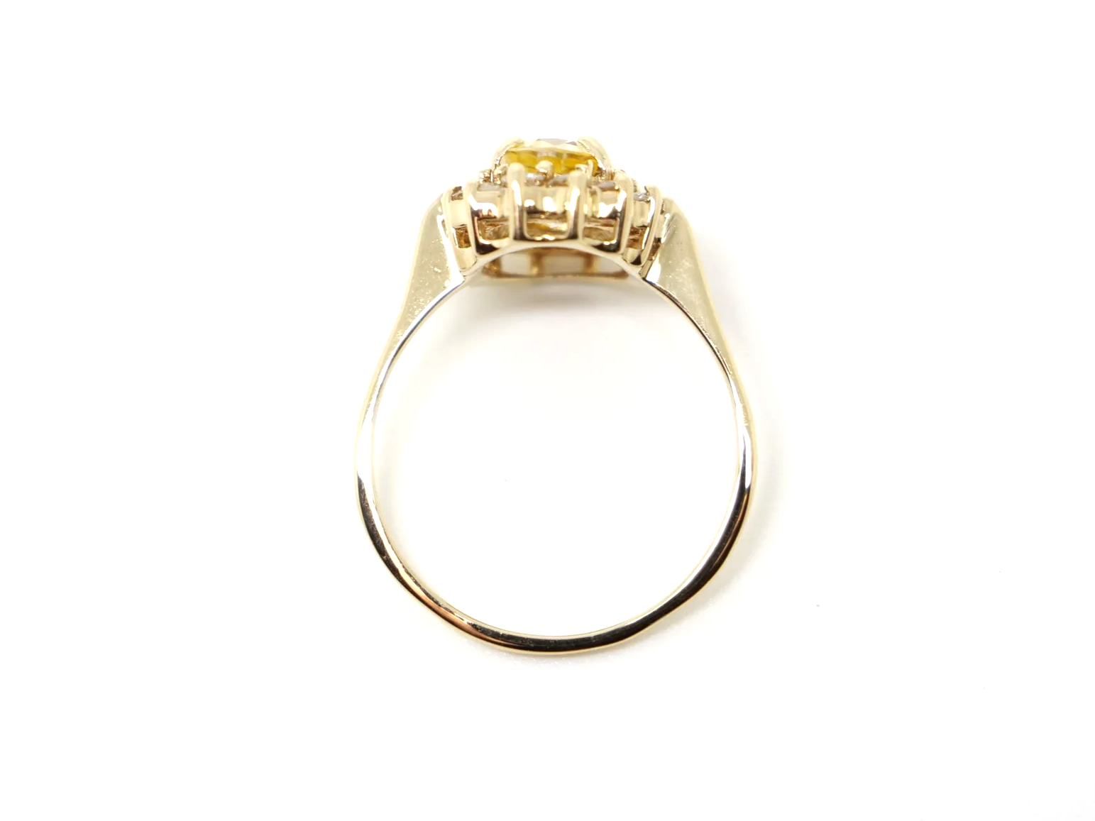 Beautiful 18ct gold yellow sapphire and diamond cluster ring, set with an oval cut yellow sapphire of approximately 2.1ct with a brilliant cut diamond surround.