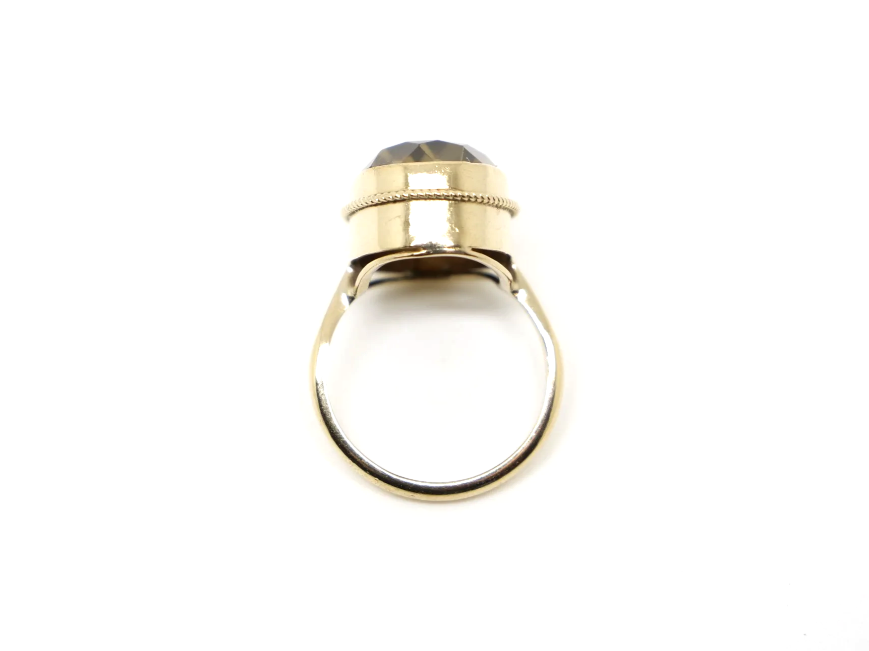 Lovely vintage 9ct gold cocktail ring, set with a lovely large oval cut smokey quartz in this beautiful vintage rope edge design setting.