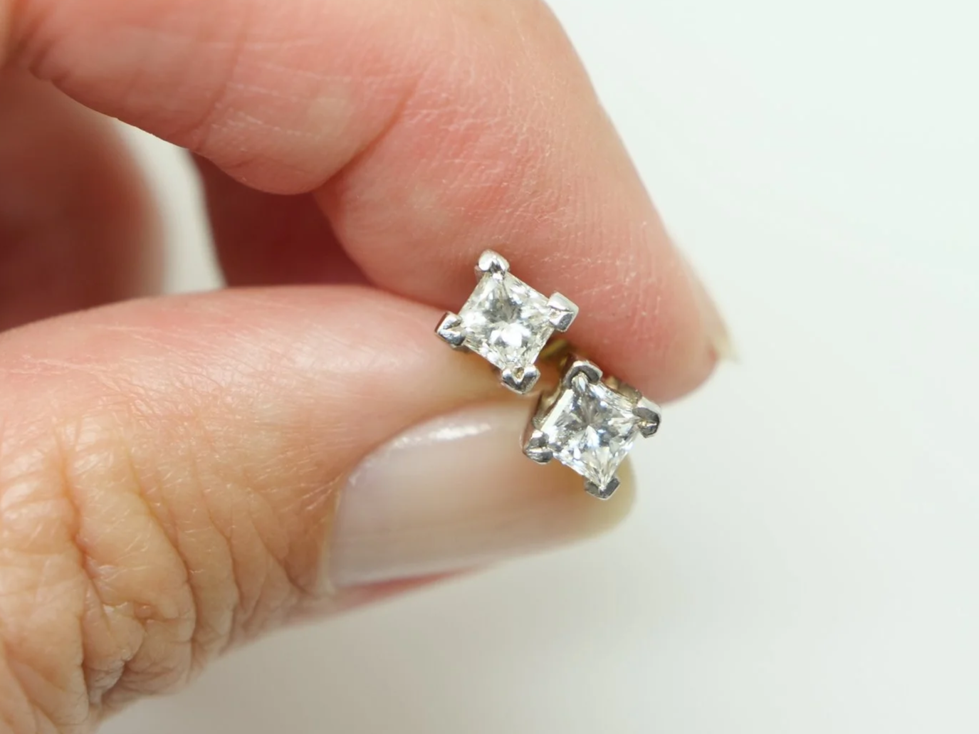 Super 18ct gold princess cut diamond stud earrings, each approximately 0.45ct (0.9ct total). With 18ct gold butterfly backs.