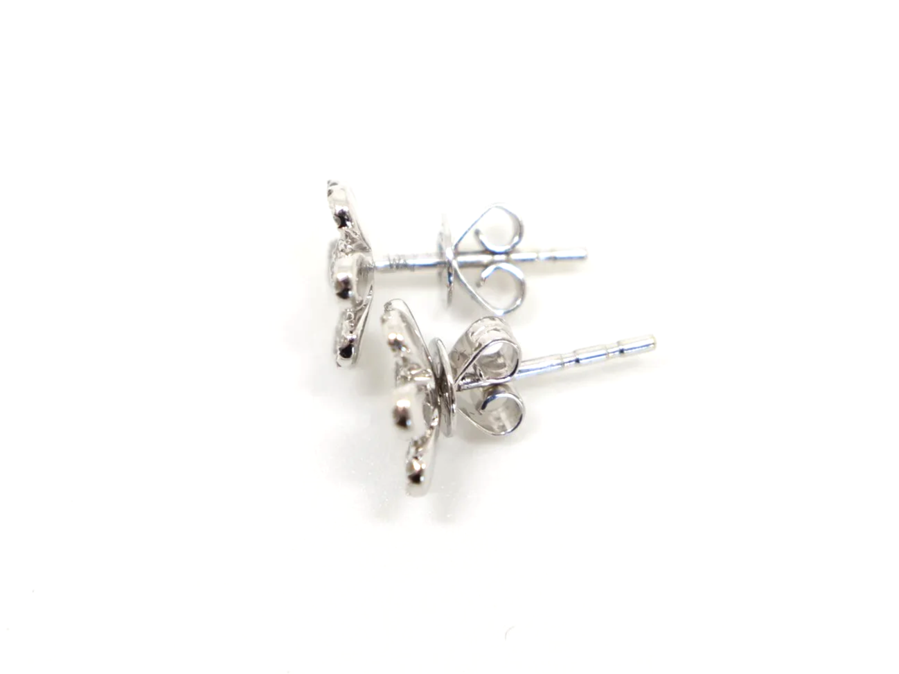 14ct gold diamond flower earrings in a delicate and pretty design