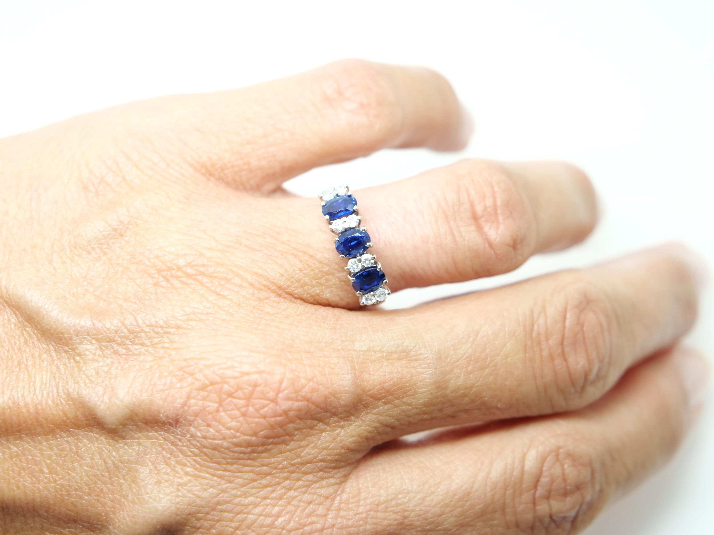 Stunning vintage 18ct gold sapphire and diamond ring, set with three oval cut sapphires, with diamonds set in between.