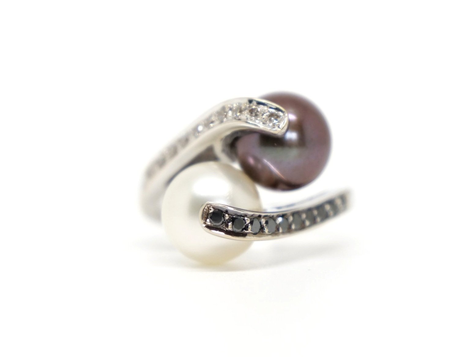 Unusual 18ct gold ring, set with a black and white pearl, along with black and white diamonds set to alternate shoulders.