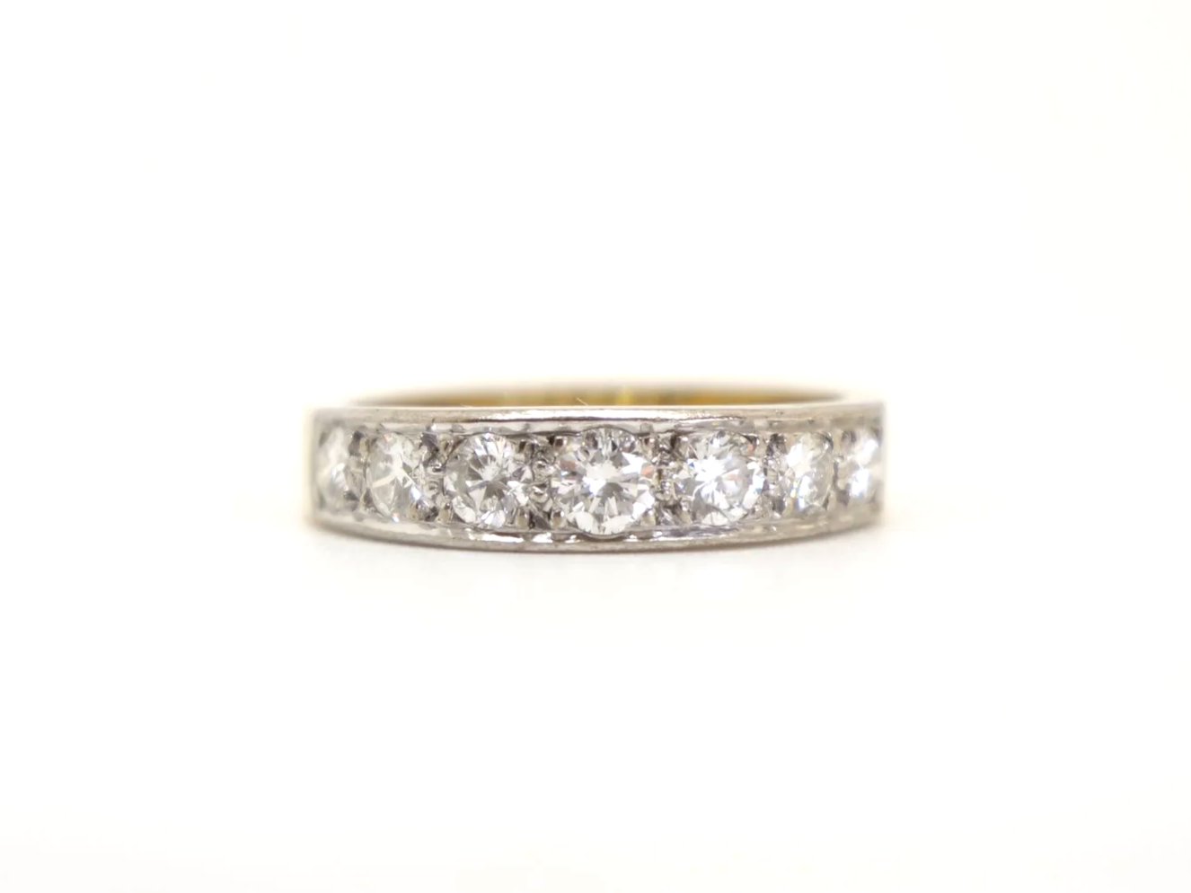 Beautiful vintage 18ct gold diamond half eternity ring, set with seven lovely diamonds with an approximate total weight of 0.75ct.