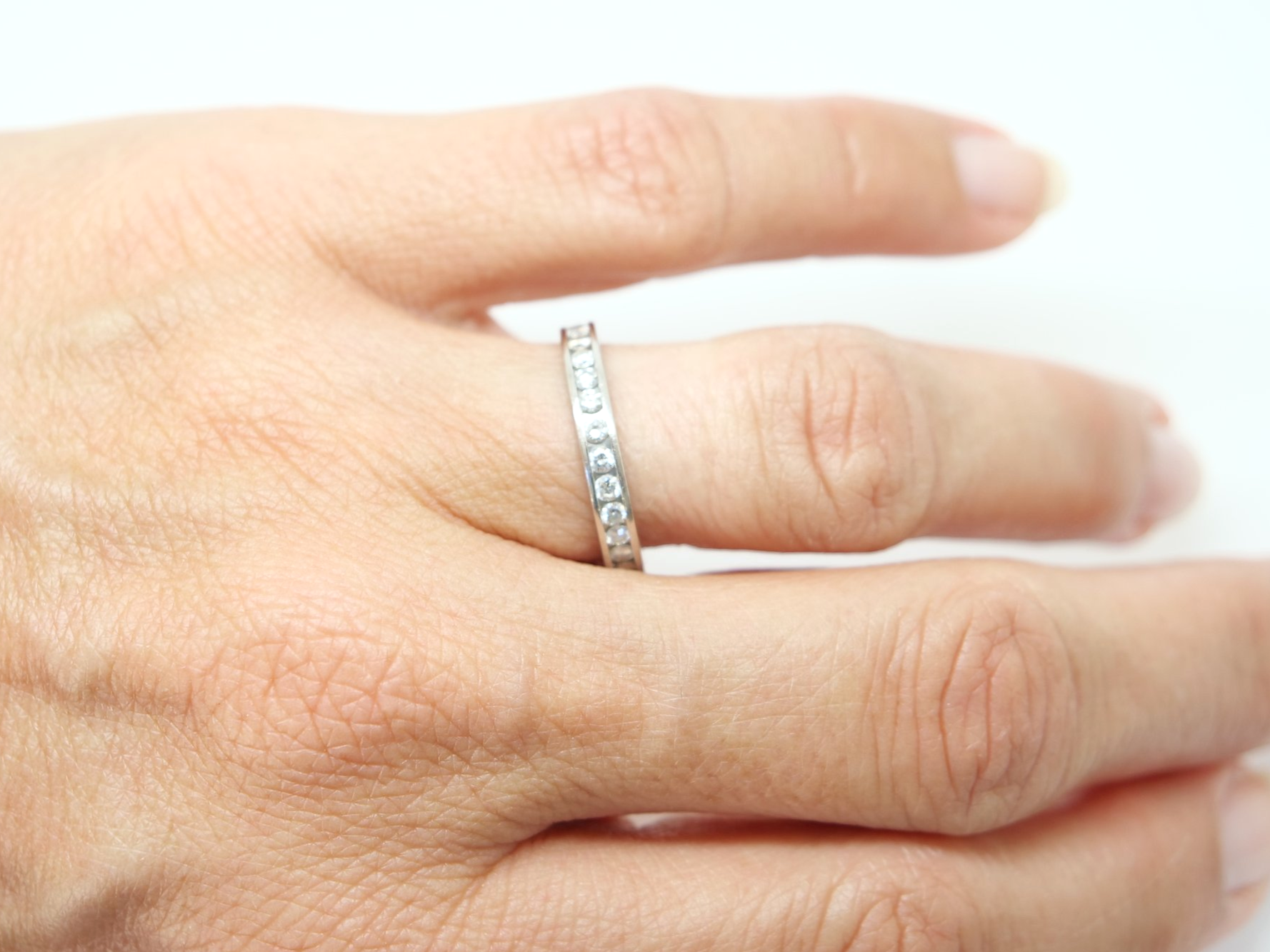 Contemporary platinum diamond full eternity ring, set with approximately 1ct brilliant cut diamonds.