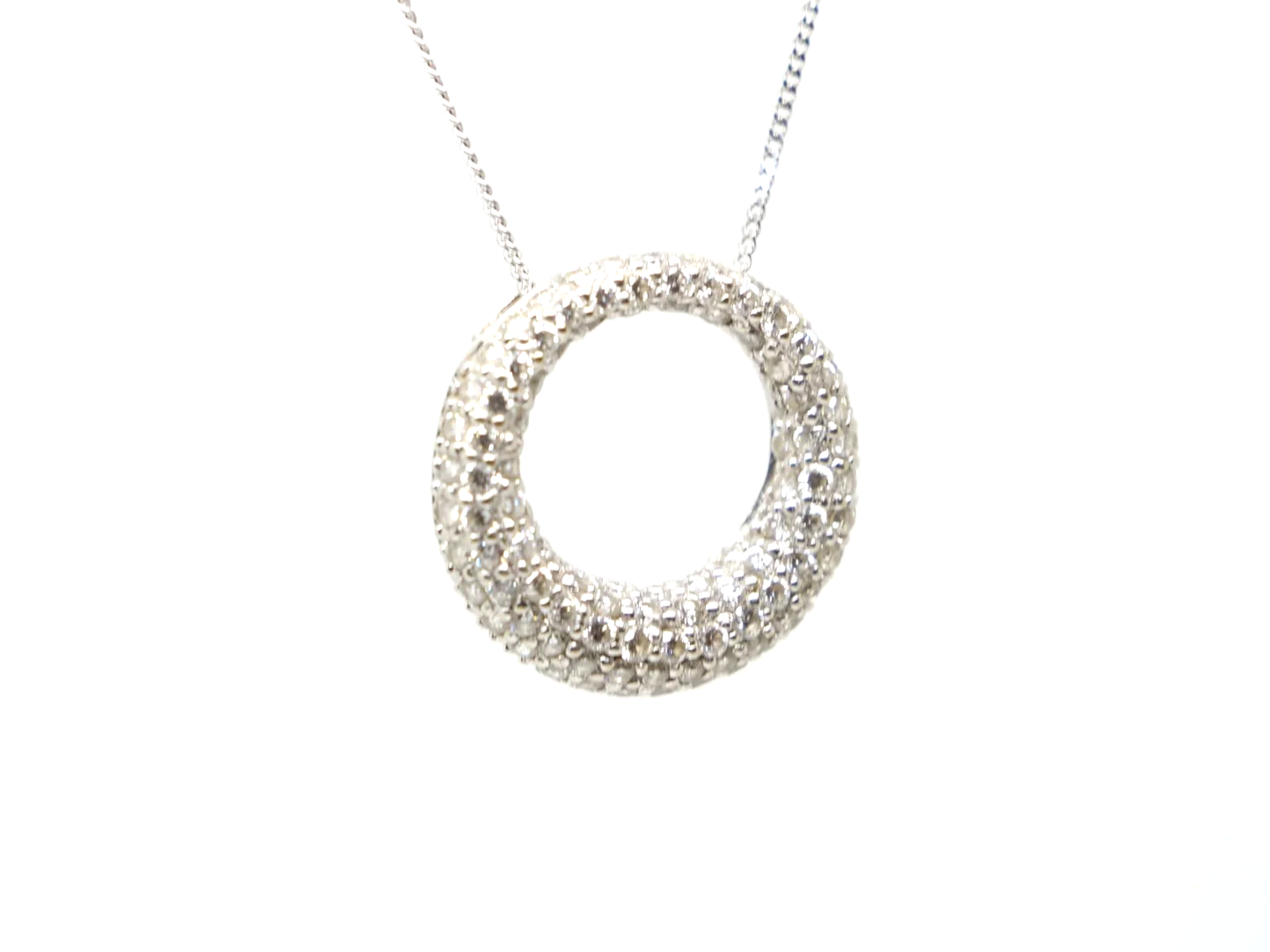 Stunning 18ct gold diamond pave set circular pendant and chain, set with 1.6ct diamonds, with an 17” 18ct gold chain.