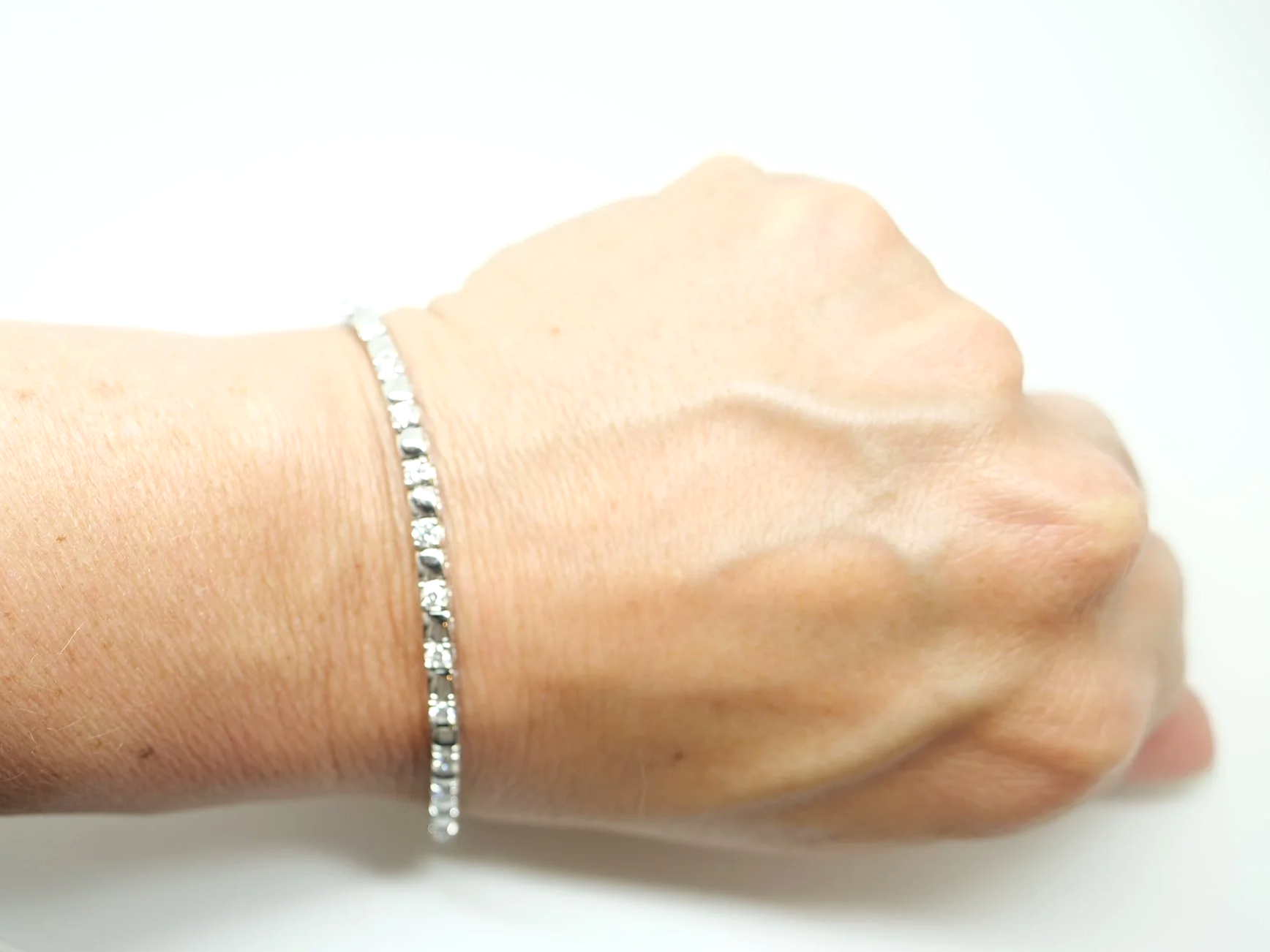 18ct white gold diamond tennis bracelet, 2ct total, dated 2000