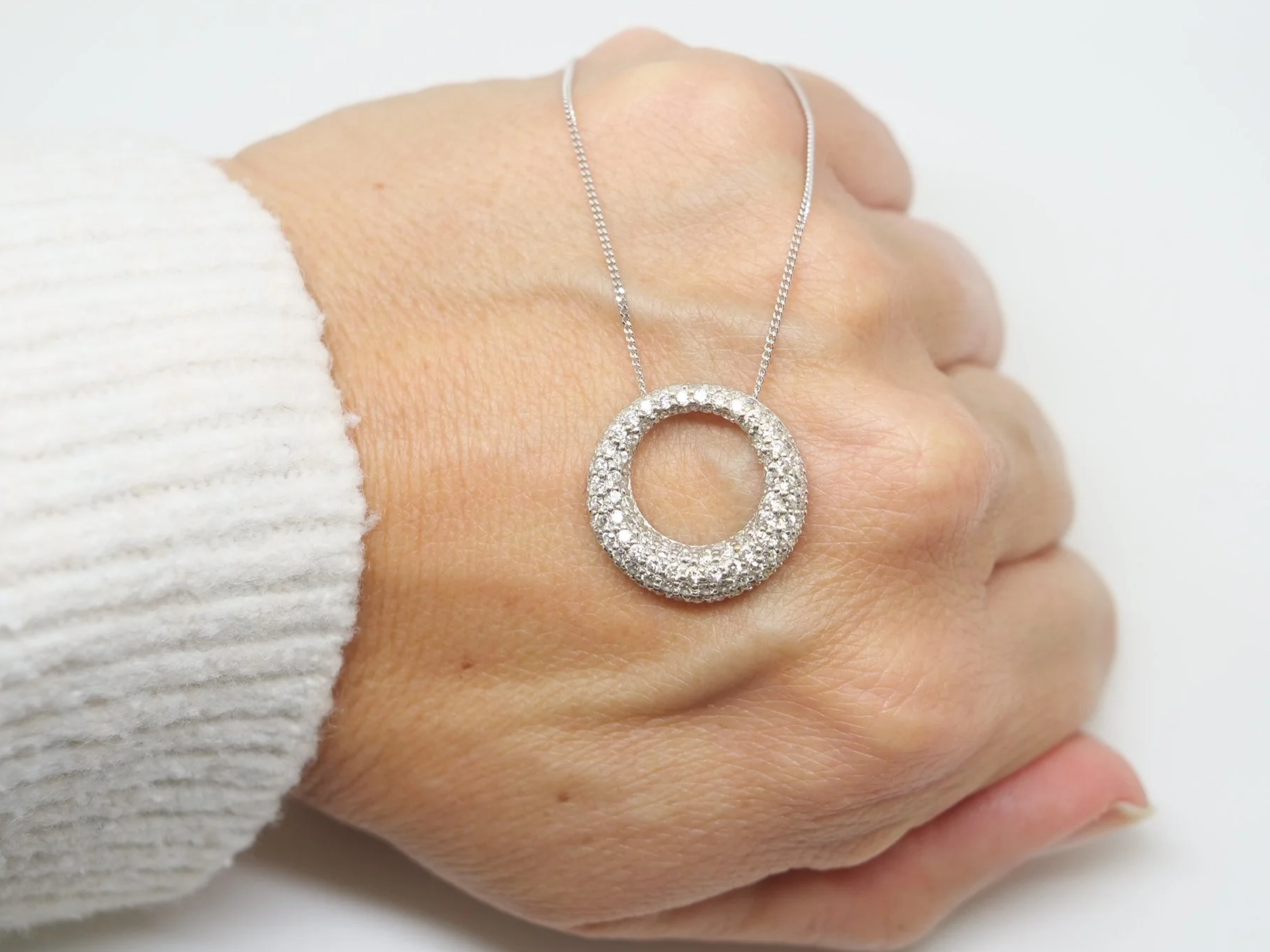 Stunning 18ct gold diamond pave set circular pendant and chain, set with 1.6ct diamonds, with an 17” 18ct gold chain.