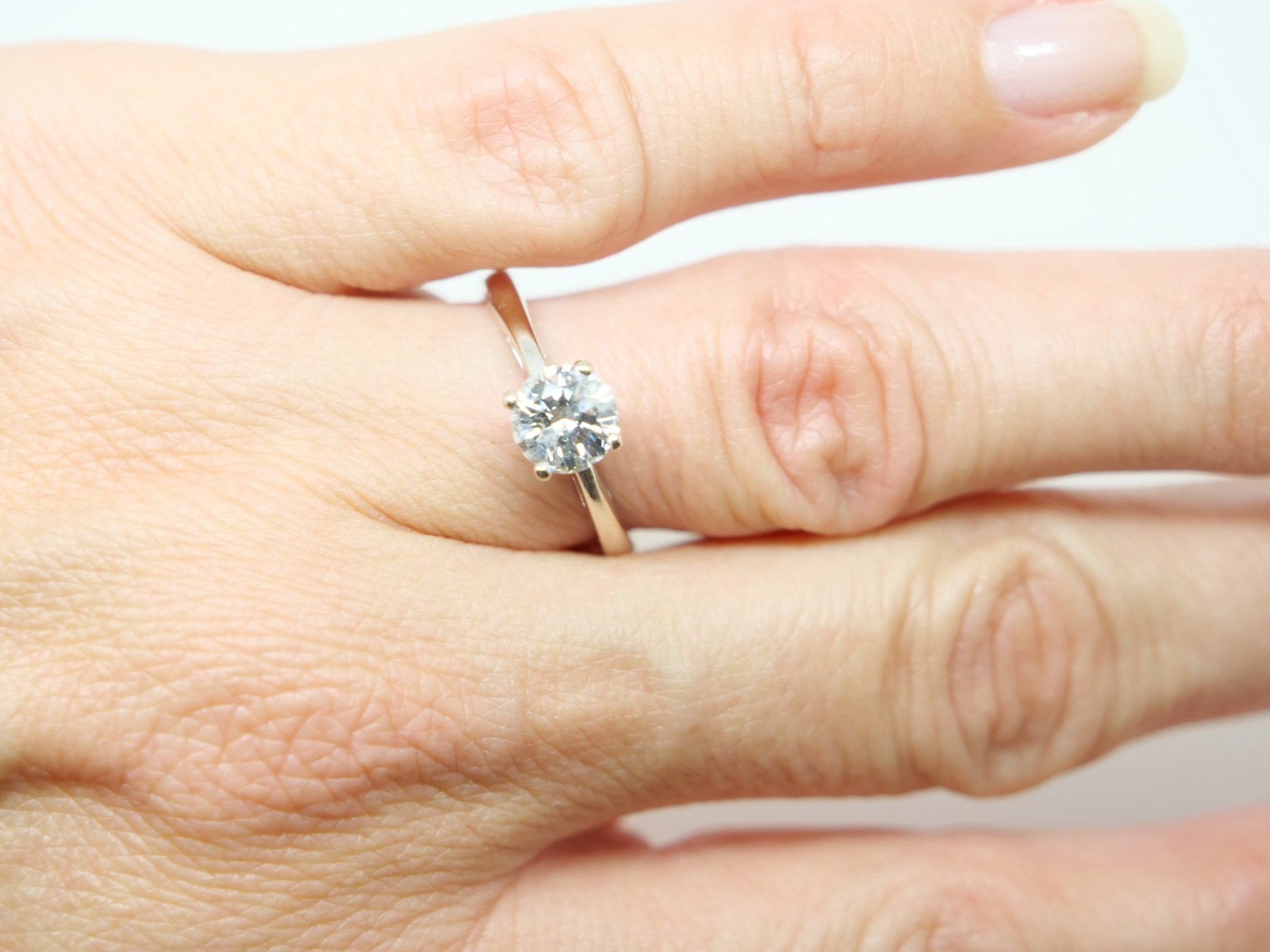 Classic 18ct gold diamond solitaire ring, set with a beautiful brilliant cut diamond of approximately 1ct.
