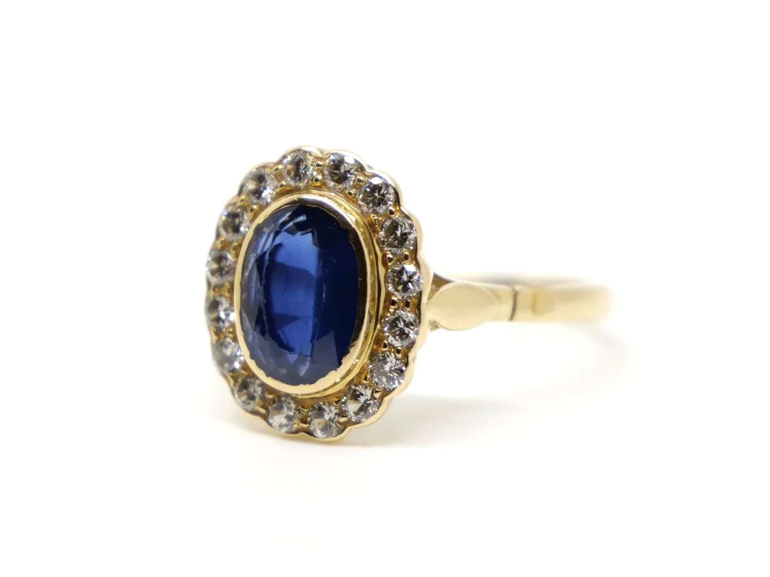 Super vintage 18ct gold sapphire and diamond ring, set with a large oval cut sapphire of approximately 1.85ct and surrounded by diamonds.
