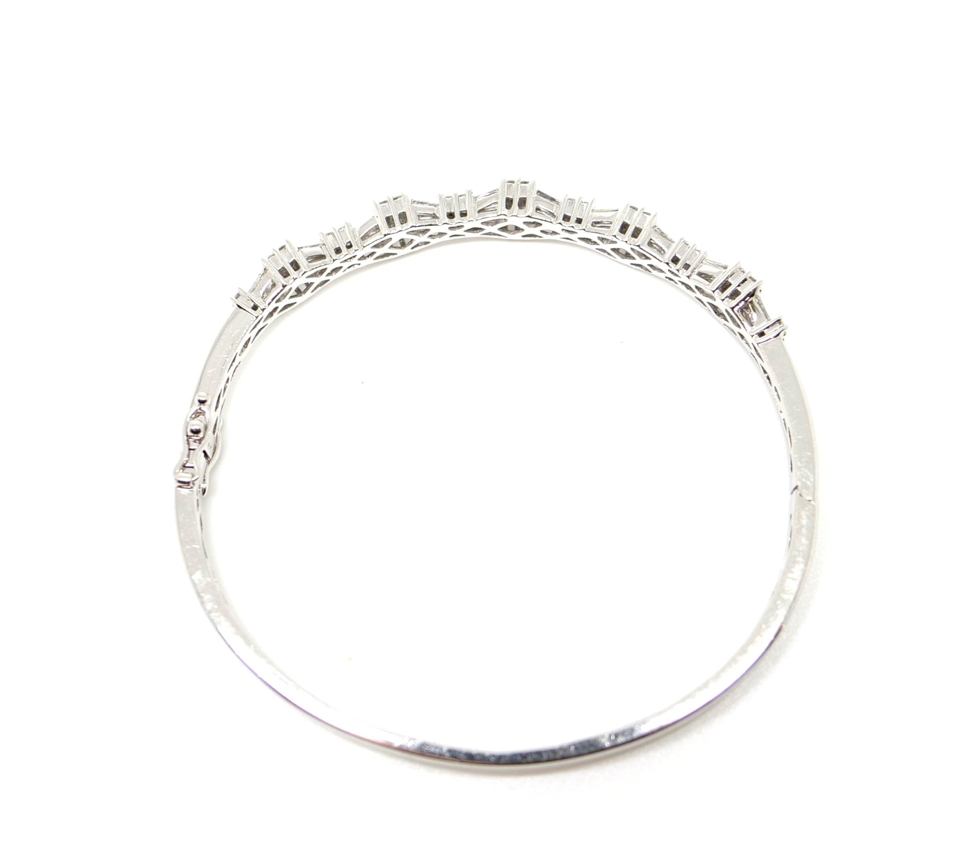 Show stopping contemporary 14ct white gold bangle, set with approximately 2.5cts of brilliant cut and baguette cut diamonds in this fabulous geometric design.
